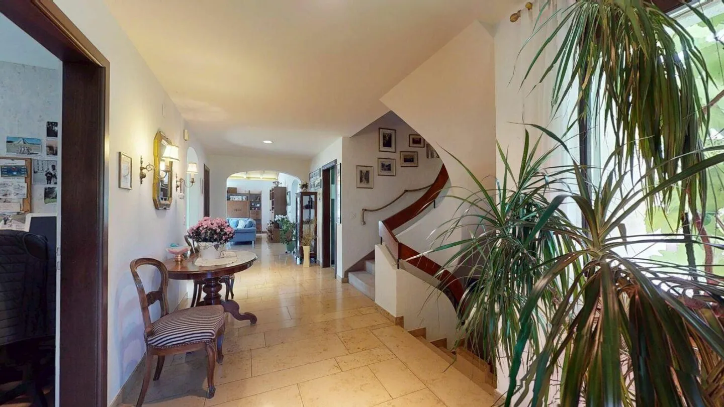 Grosszügiges 6.5-Zimmer Einfamilienhaus mit grosszügigem Garten am Heinzenberg - Foto 5 von 19
