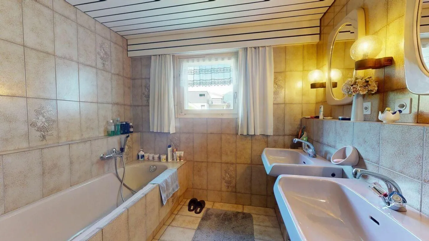 Grosszügiges 6.5-Zimmer Einfamilienhaus mit grosszügigem Garten am Heinzenberg - Foto 9 von 19