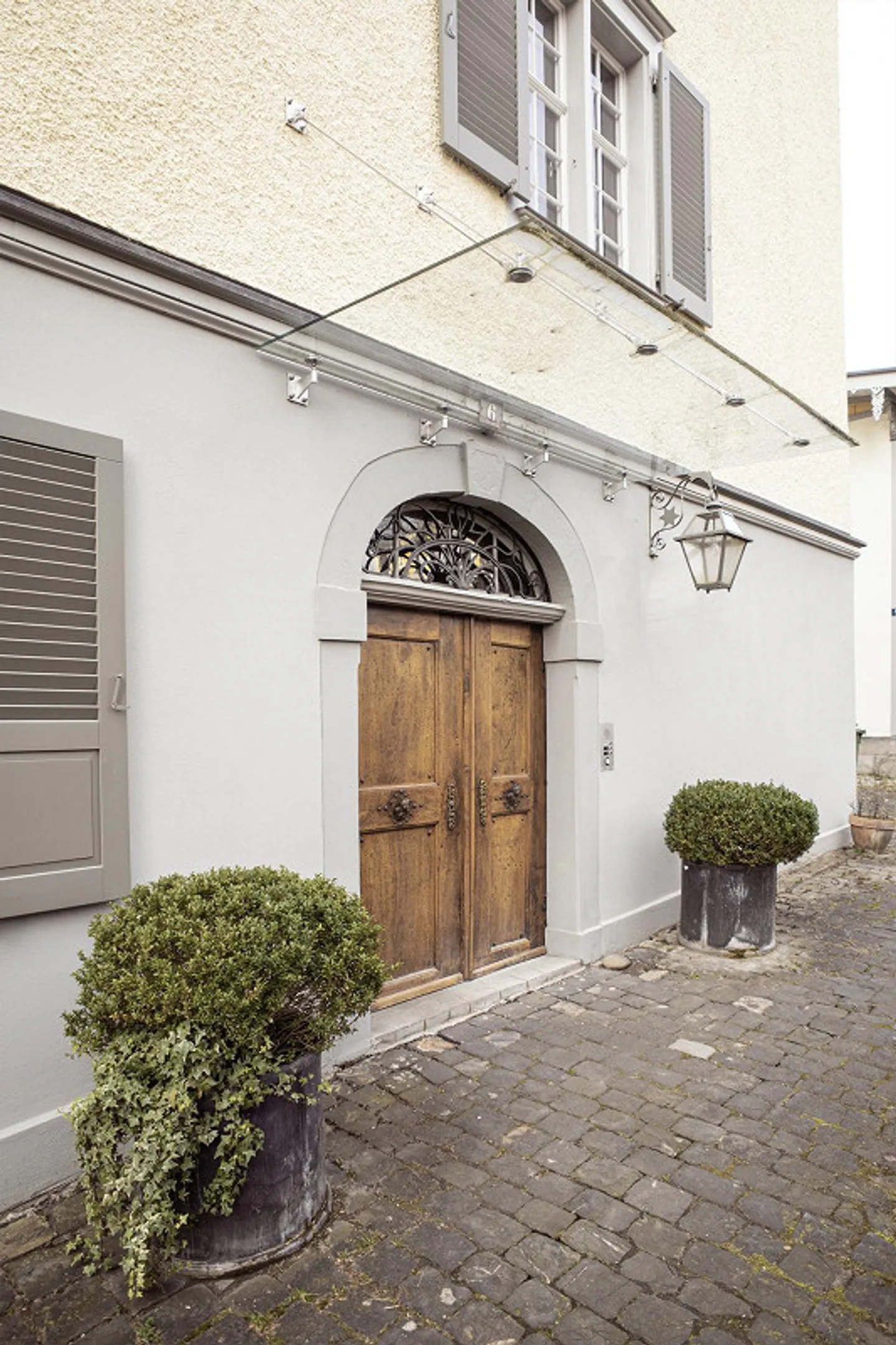 Appartement historique de 4 pièces avec balcon dans un bâtiment baroque - Photo 3 sur 17