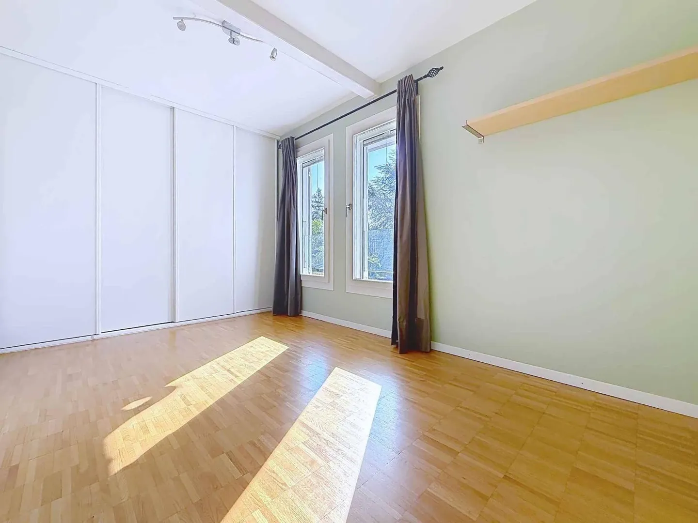 Exclusive: Charming Villa in a Pleasant Residential Area - Photo 9 of 11