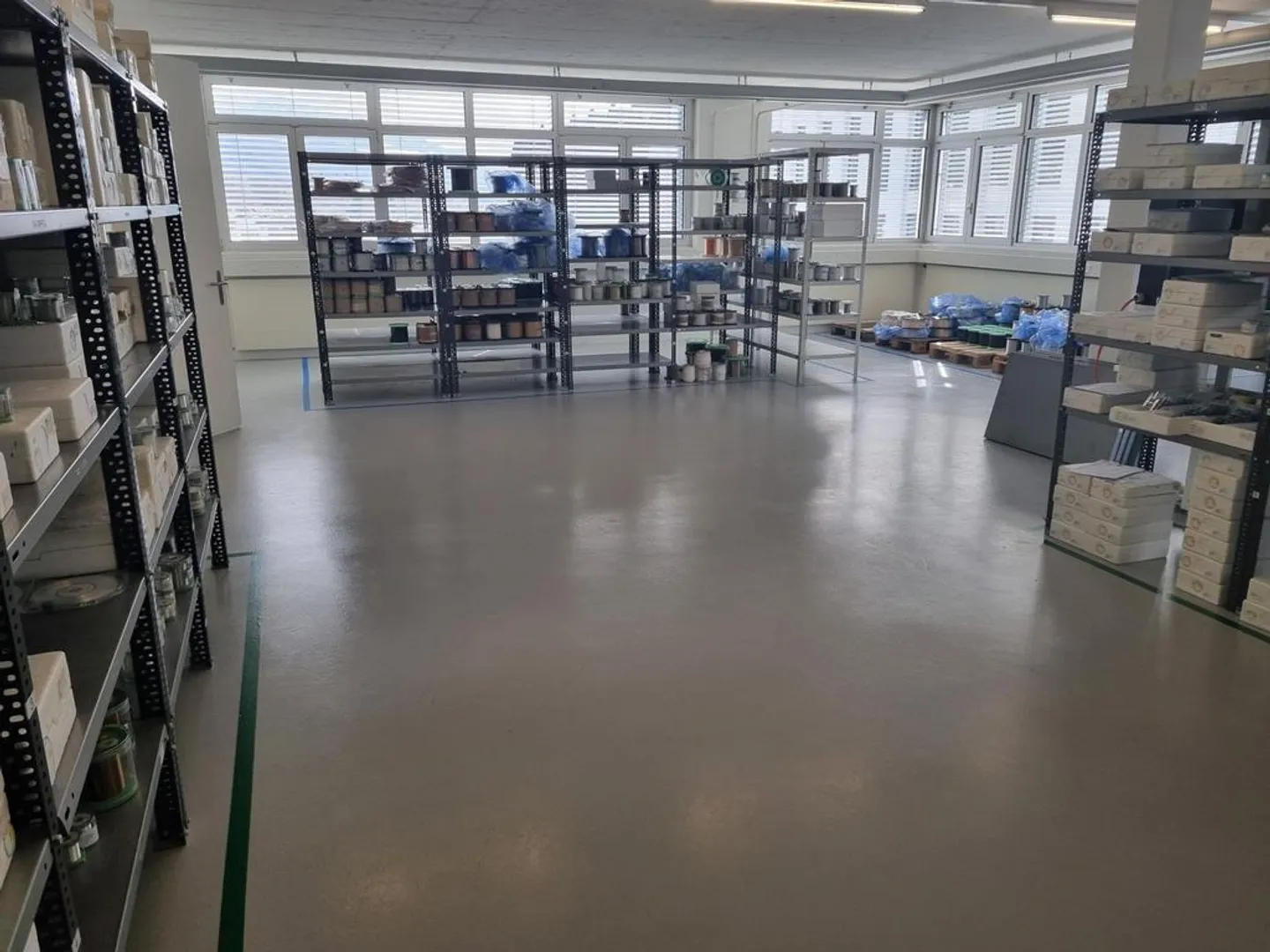 Oltre 618 m² di spazi commerciali, produttivi, magazzino/ufficio a Zugo - Foto 2 di 10