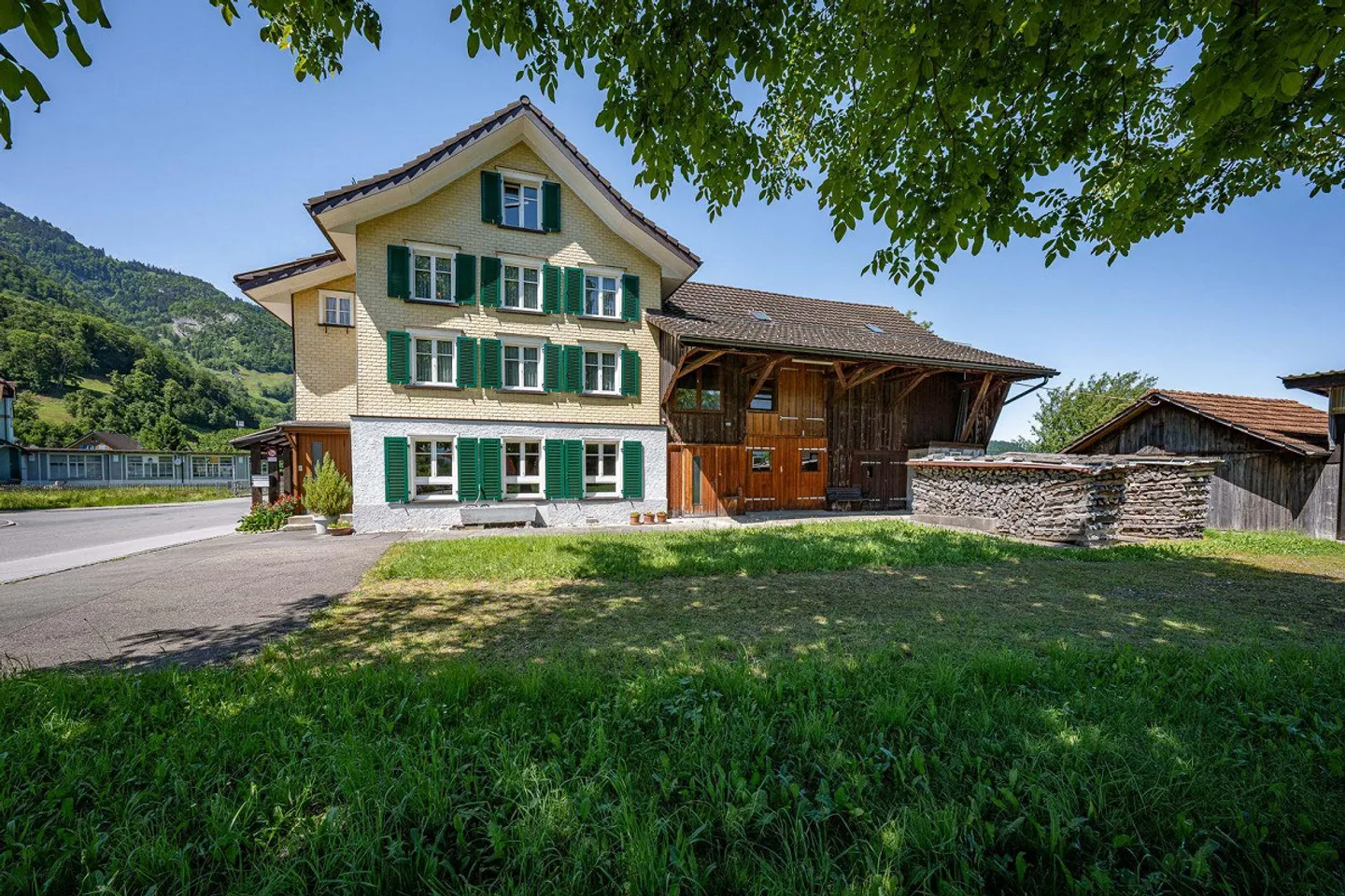 Casa unifamiliare con doppio garage, fienile e rimessa separata - Foto 2 di 13