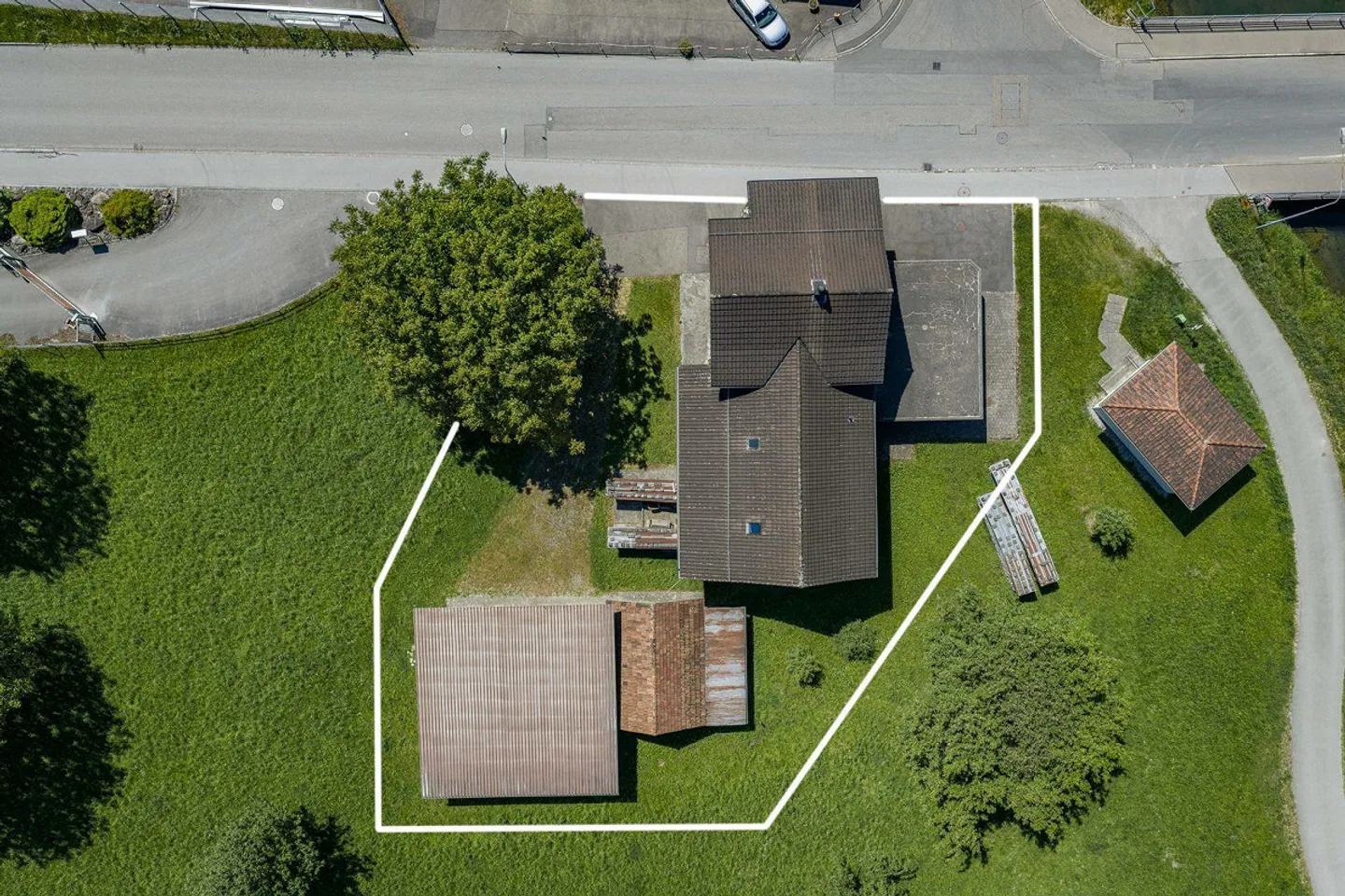 Casa unifamiliare con doppio garage, fienile e rimessa separata - Foto 3 di 13