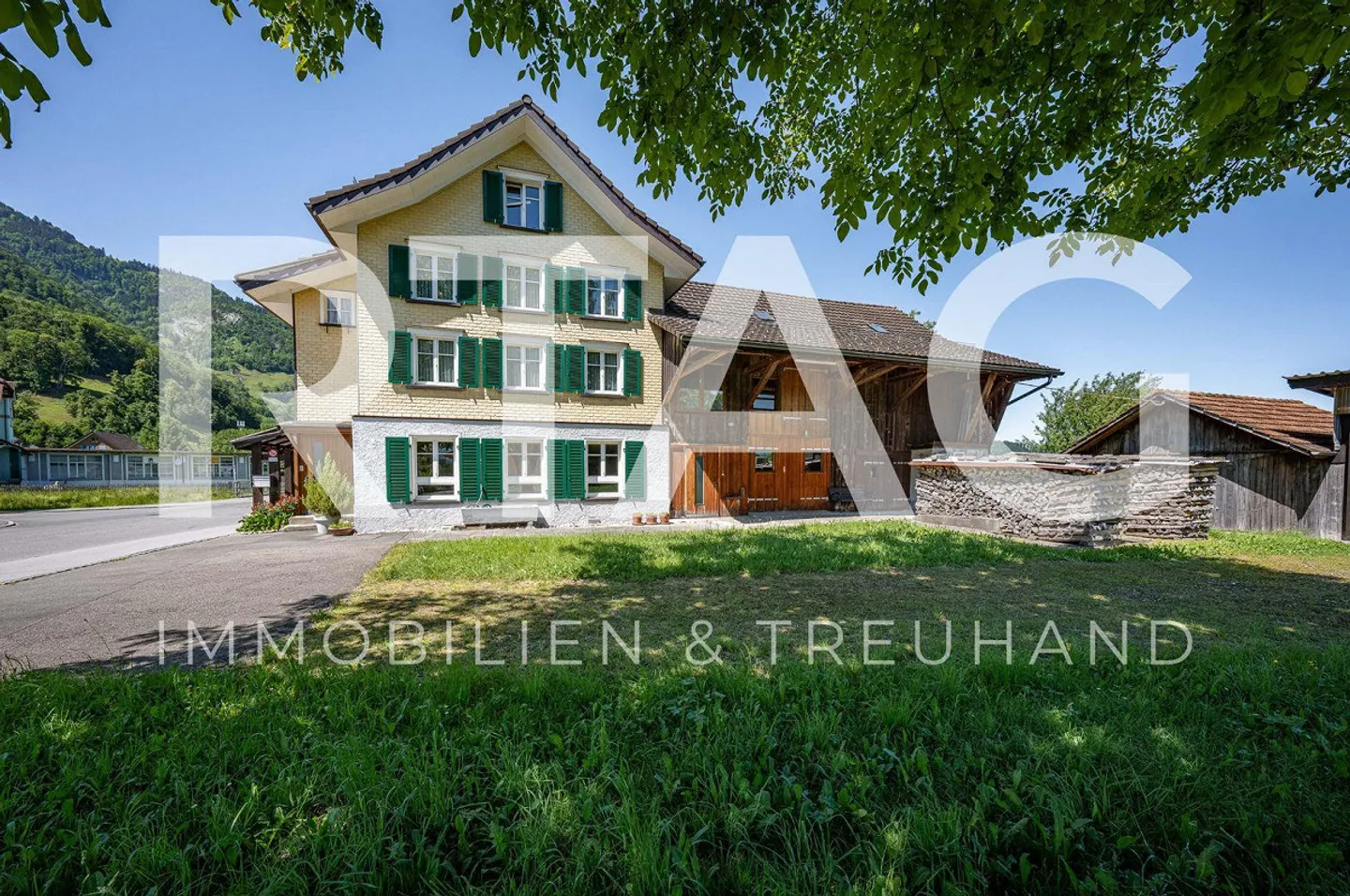 Casa unifamiliare con doppio garage, fienile e rimessa separata - Foto 1 di 13