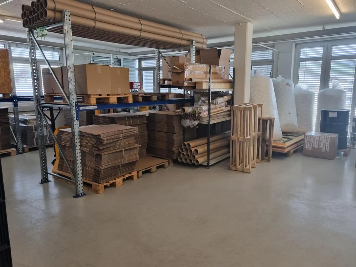 Oltre 618 m² di spazi commerciali, produttivi, magazzino/ufficio a Zugo - Foto 3 di 10