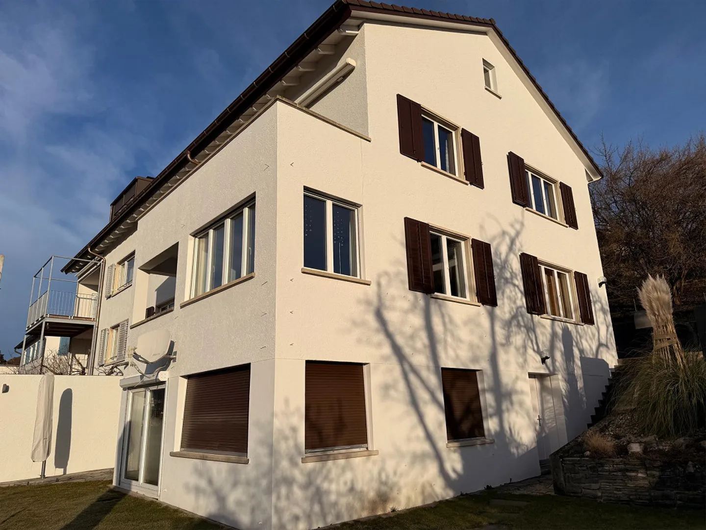 Casa unifamiliare con appartamento separato e vista unica sul Reno - Foto 3 di 19