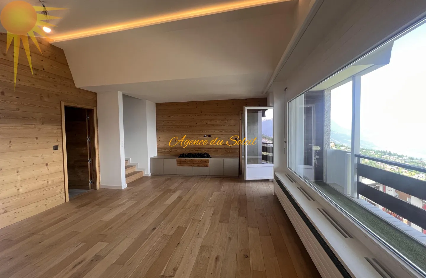 Magnifico attico di 4,5 stanze, completamente ristrutturato nel 2023! - Foto 1 di 24