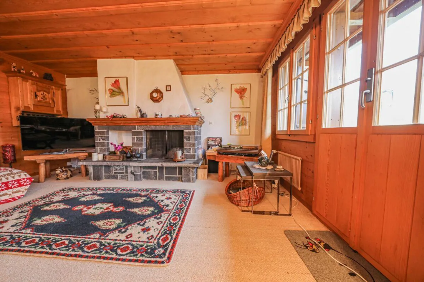 Chalet mit 3 Wohneinheiten, Schwimmbad und Garagen Höhenstrasse 14 - Foto 3 von 9