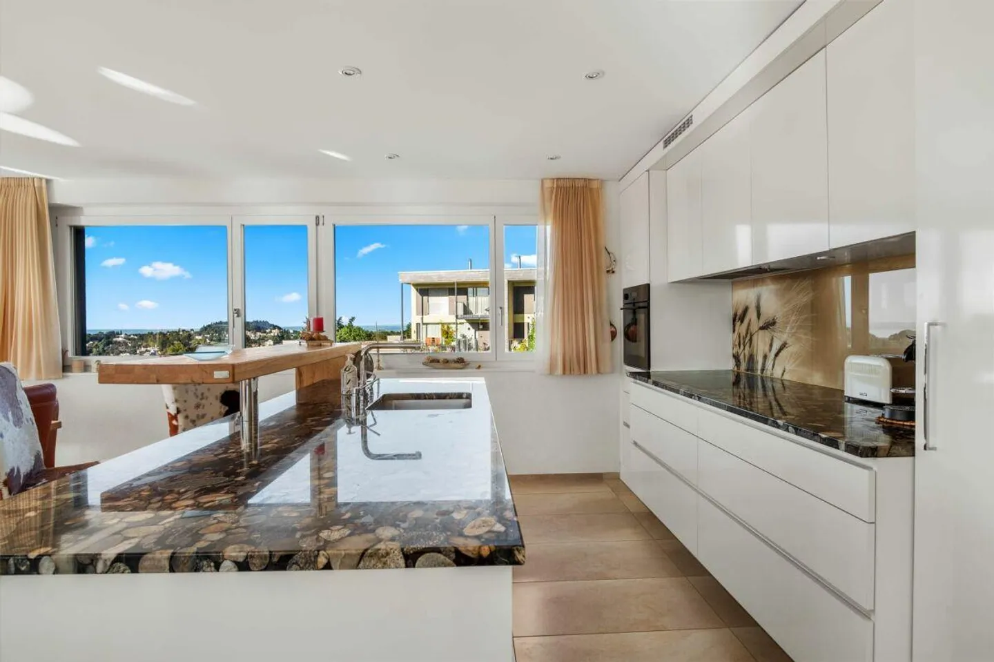 Impressive Living Feeling with a View - Photo 4 of 22