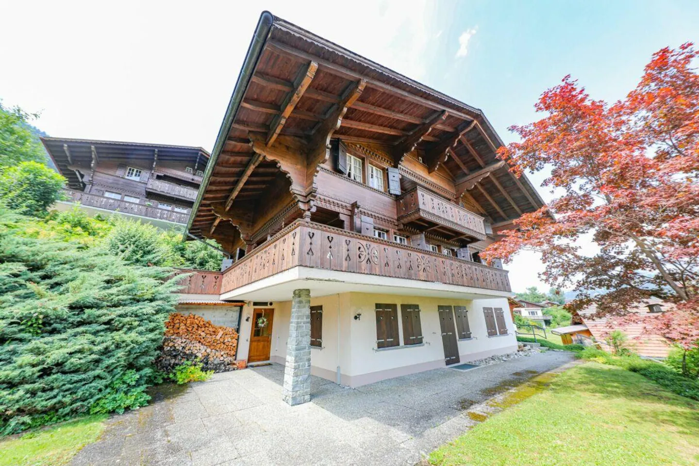 Chalet mit 3 Wohneinheiten, Schwimmbad und Garagen Höhenstrasse 14 - Foto 1 von 9