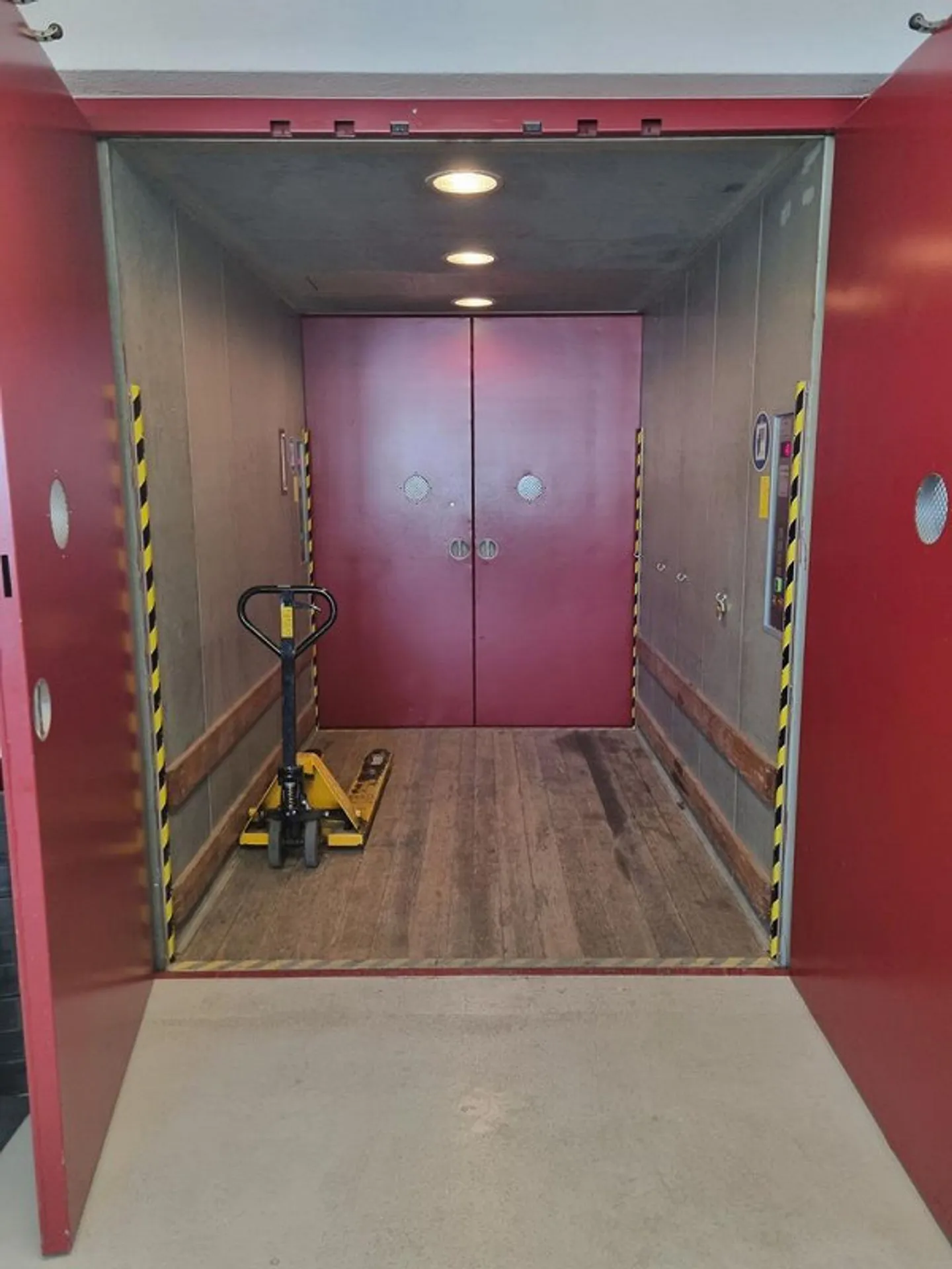 Oltre 618 m² di spazi commerciali, produttivi, magazzino/ufficio a Zugo - Foto 9 di 10