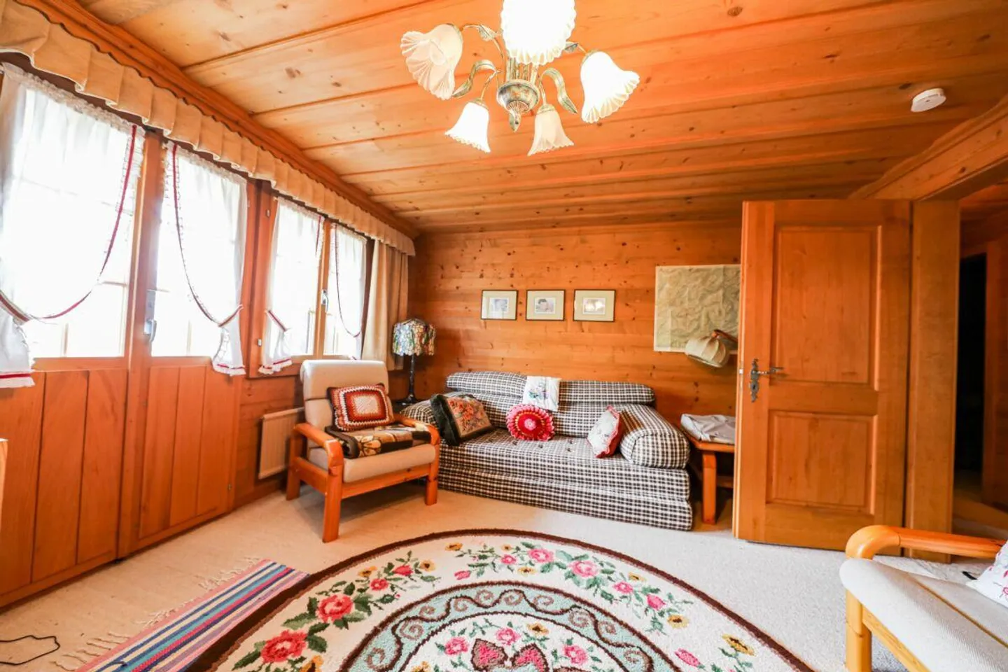 Chalet mit 3 Wohneinheiten, Schwimmbad und Garagen Höhenstrasse 14 - Foto 6 von 9