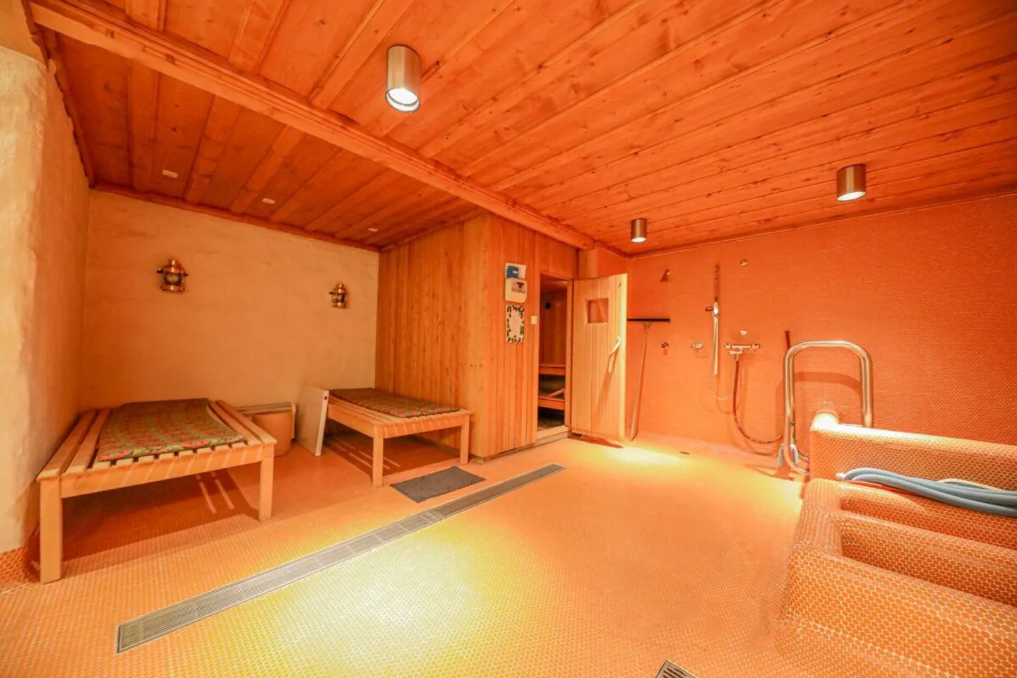 Chalet mit 3 Wohneinheiten, Schwimmbad und Garagen Höhenstrasse 14 - Foto 9 von 9
