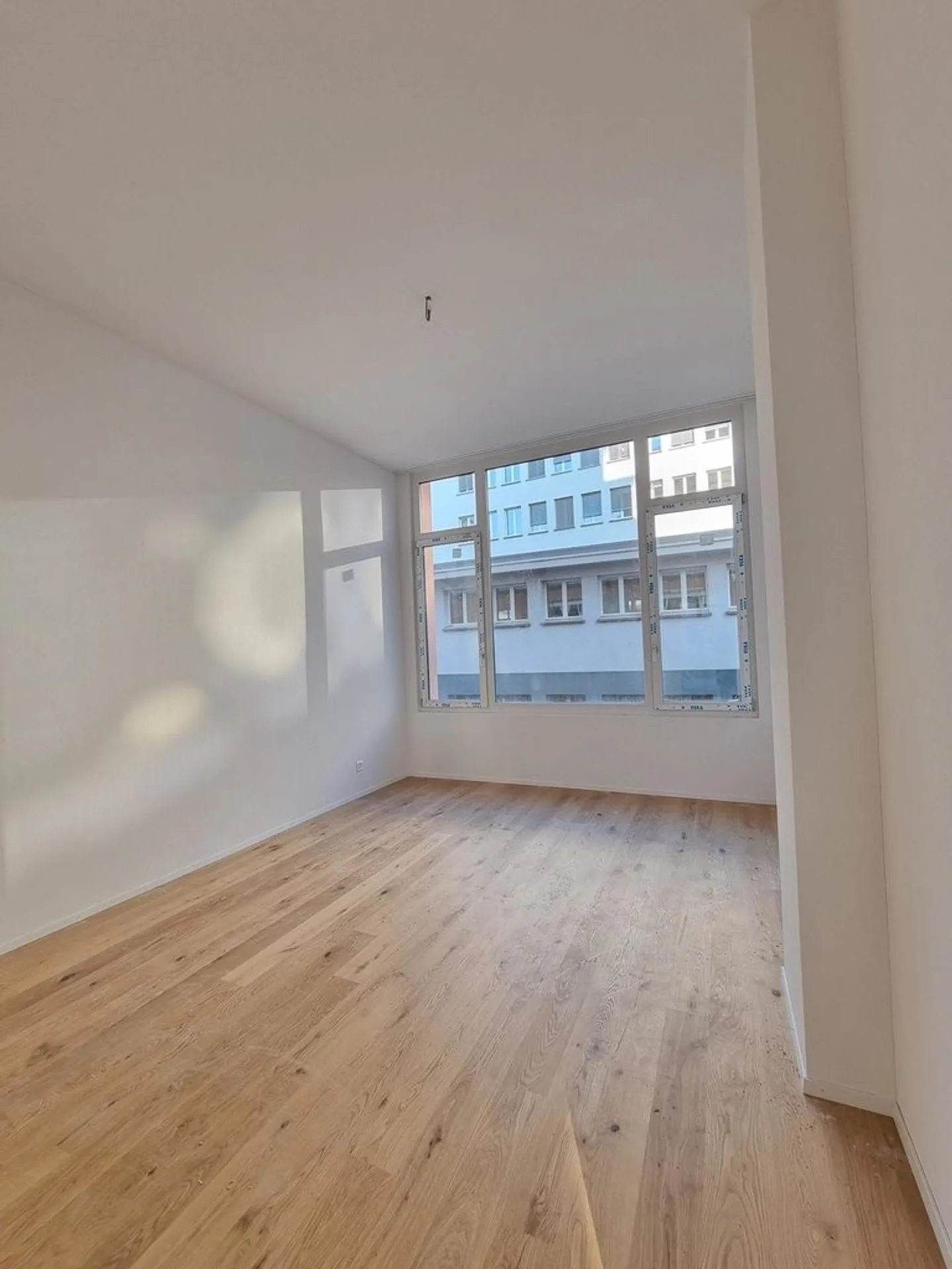 Spacious 3.5 Room Apartment - Photo 4 of 9