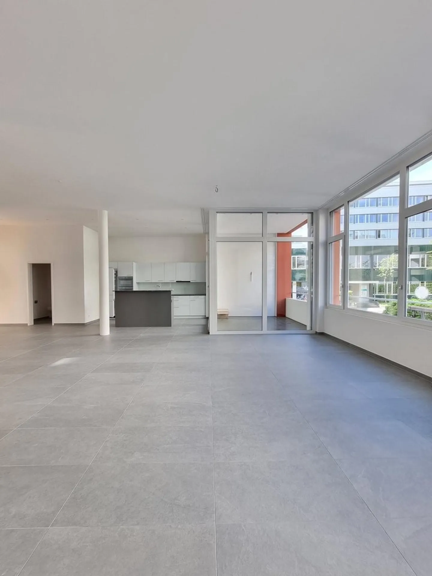 Spacious 3.5 Room Apartment - Photo 2 of 9