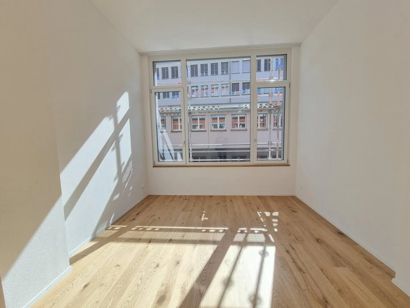Spacious 3.5 Room Apartment - Photo 3 of 9