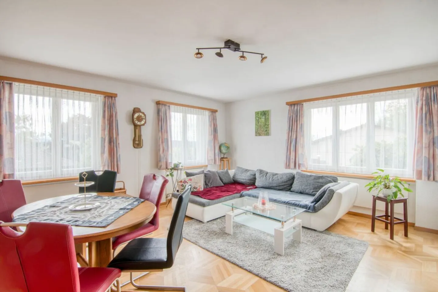 Spacious 6.5-room single-family house with a separate apartment, double garage, 1,053 m² garden paradise, and panoramic views of the Alps - Photo 2 of 31