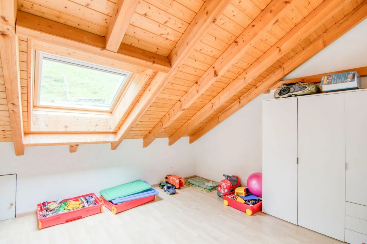 Spacious 6.5-room single-family house with a separate apartment, double garage, 1,053 m² garden paradise, and panoramic views of the Alps - Photo 16 of 31