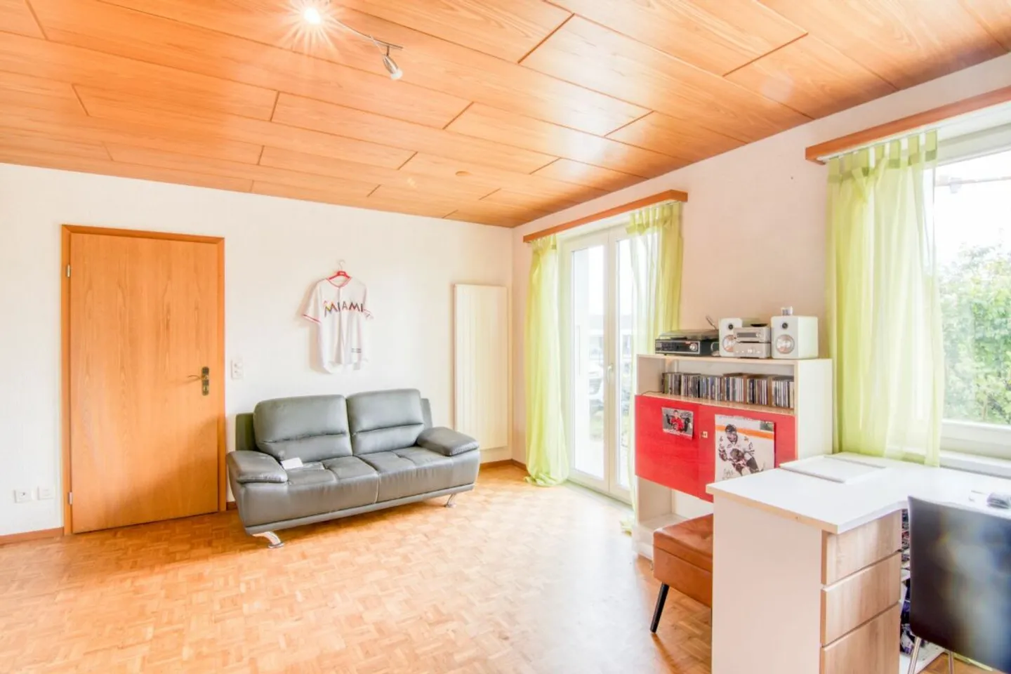 Spacious 6.5-room single-family house with a separate apartment, double garage, 1,053 m² garden paradise, and panoramic views of the Alps - Photo 19 of 31