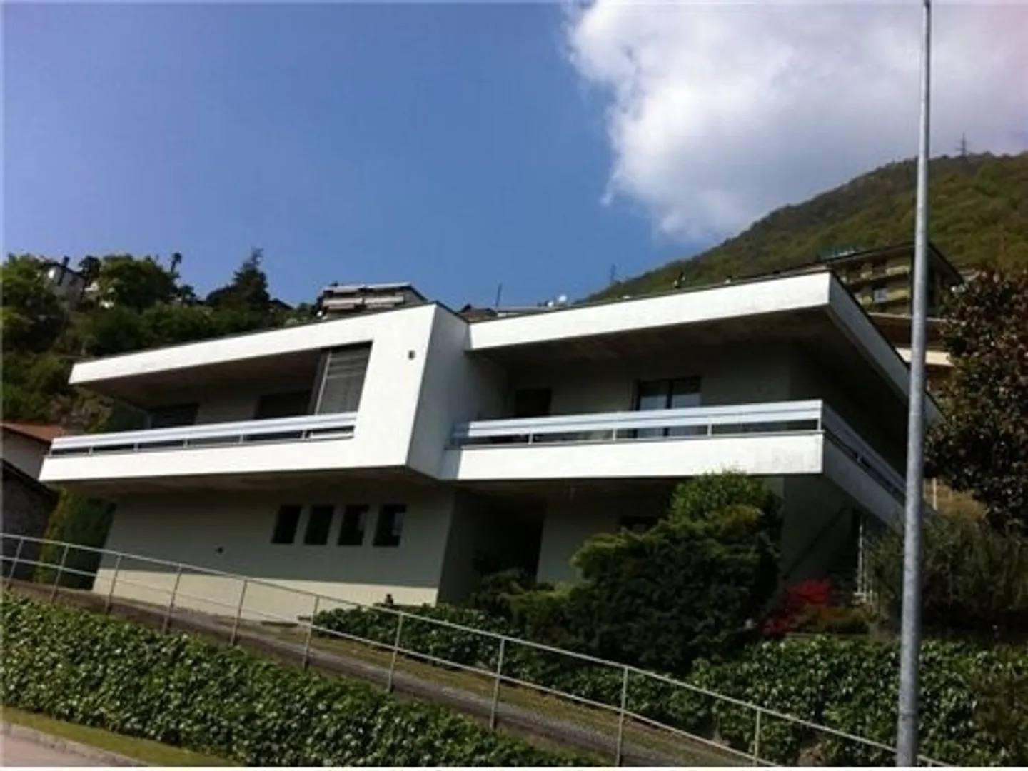 Geräumiges Mehrfamilienhaus mit großem Potenzial in Riazzino - Foto 1 von 13