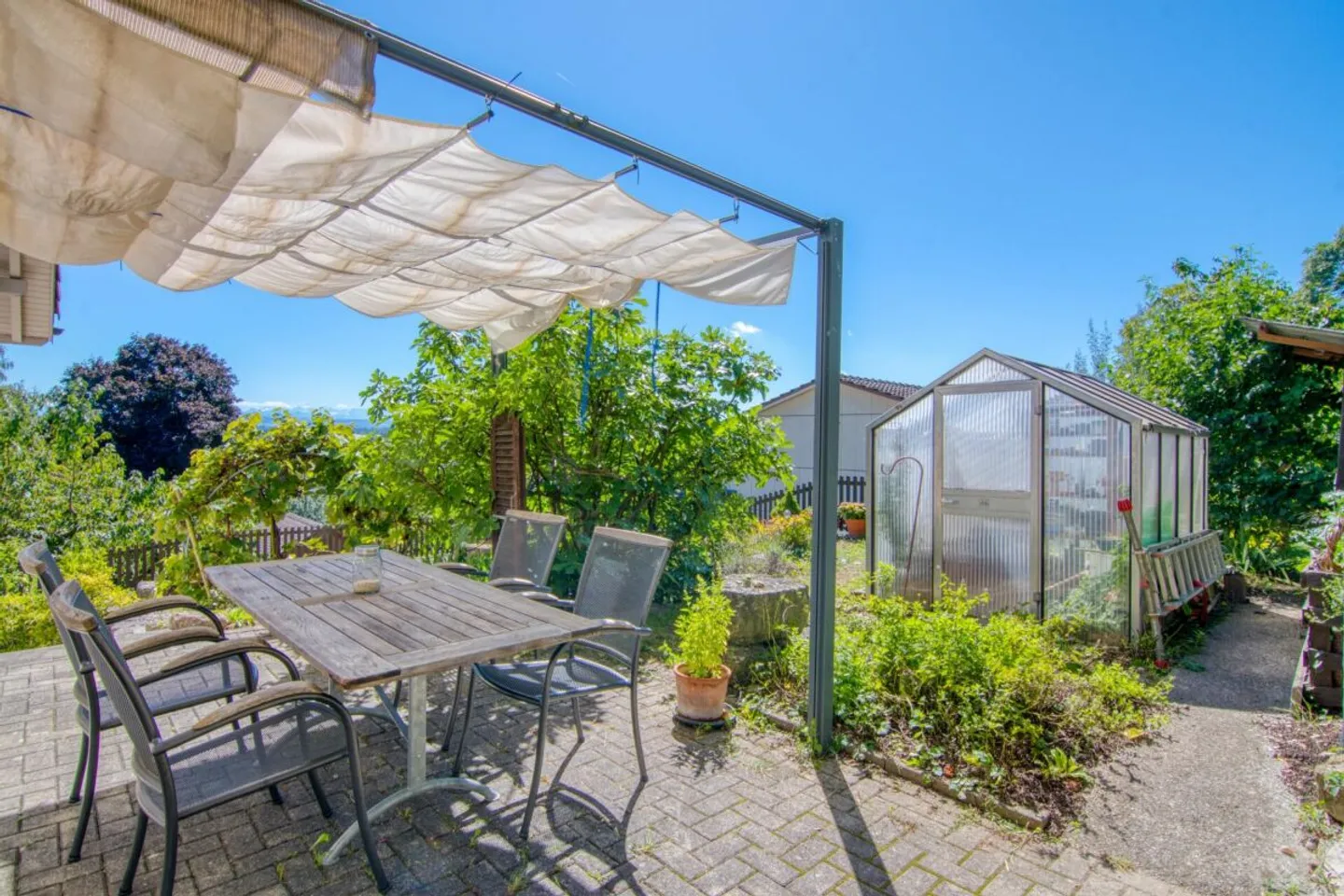 Spacious 6.5-room single-family house with a separate apartment, double garage, 1,053 m² garden paradise, and panoramic views of the Alps - Photo 24 of 31