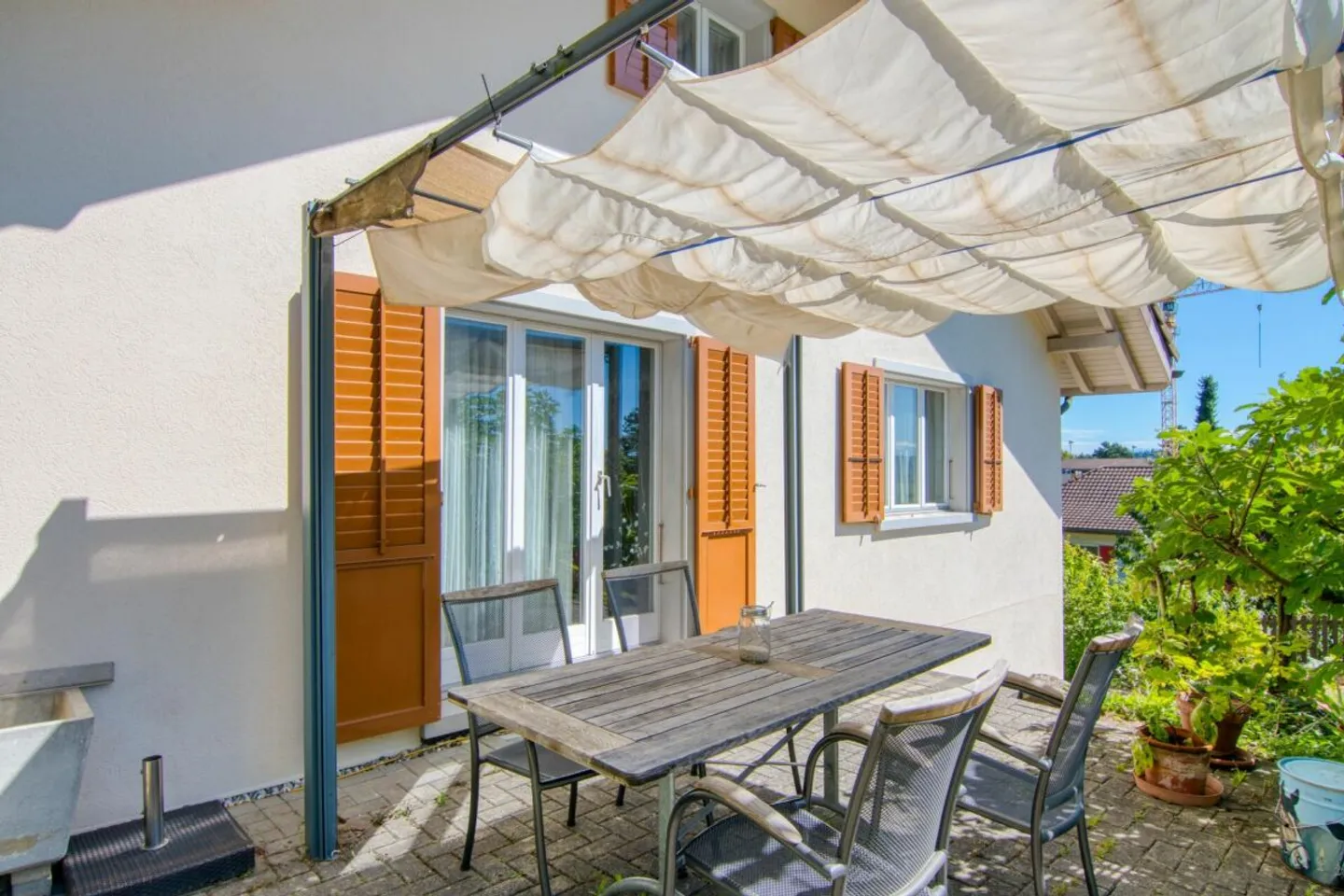 Spacious 6.5-room single-family house with a separate apartment, double garage, 1,053 m² garden paradise, and panoramic views of the Alps - Photo 25 of 31