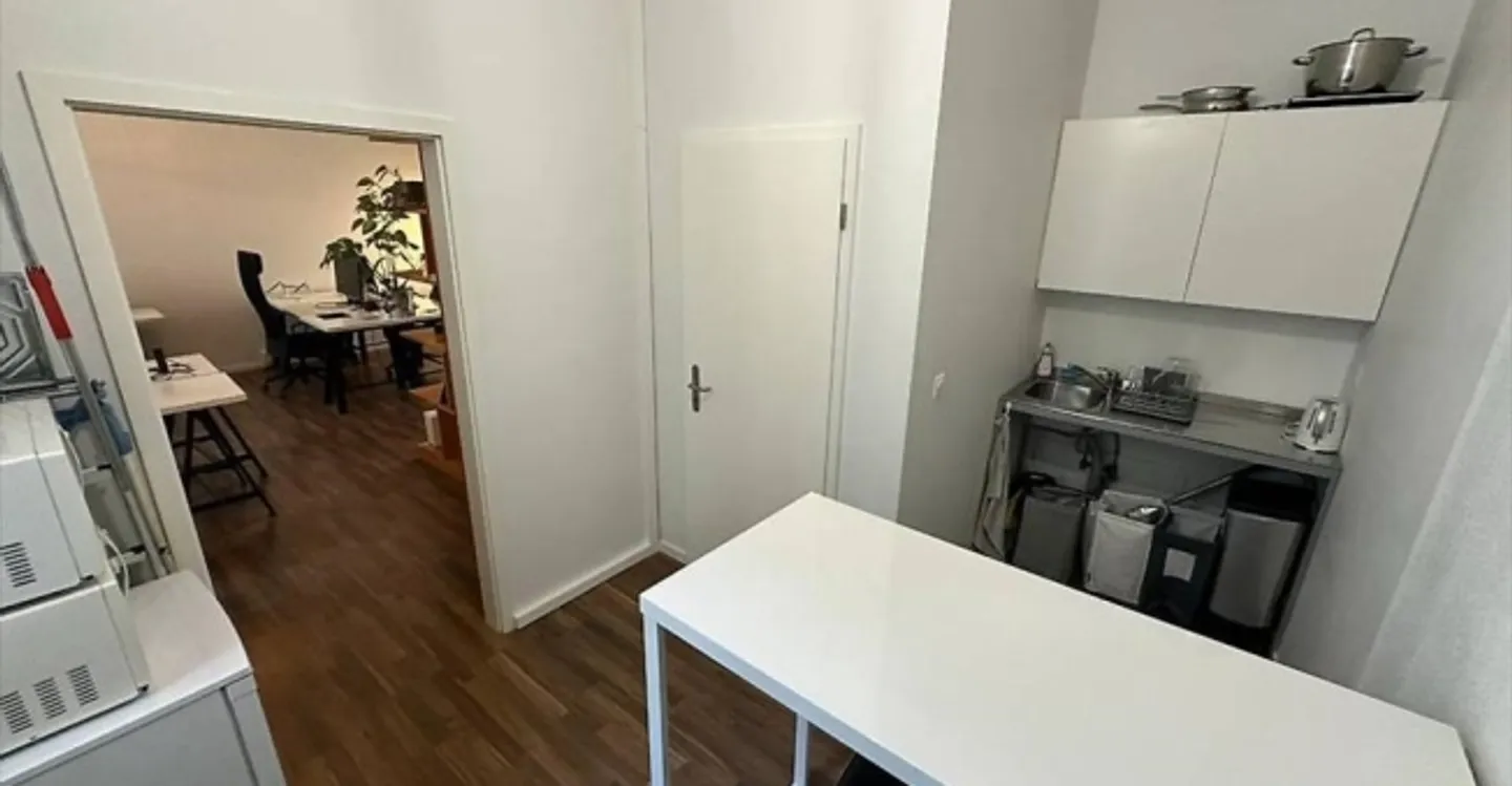 Mixed-use building for rent - Photo 2 of 4