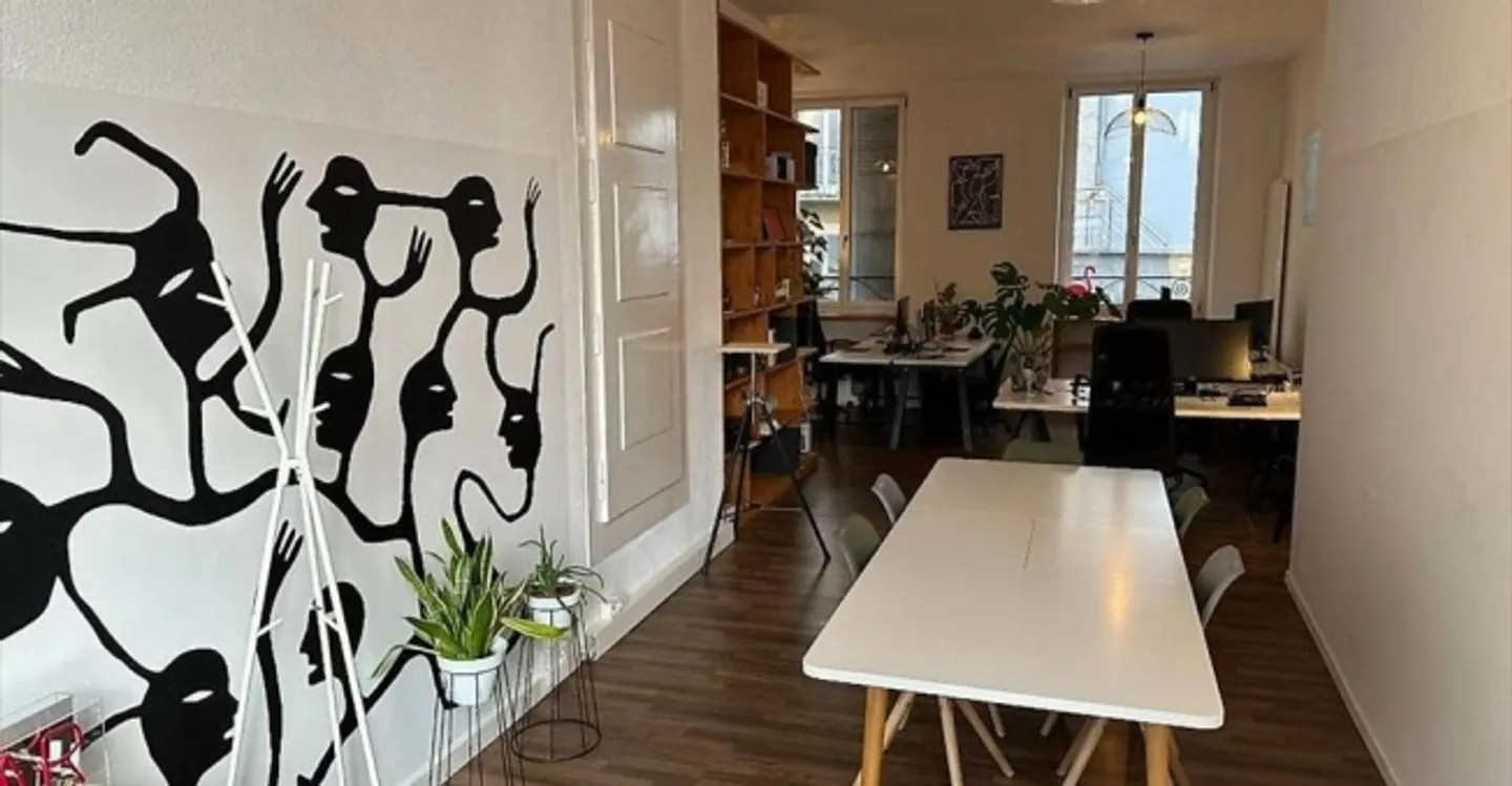 Mixed-use building for rent - Photo 4 of 4