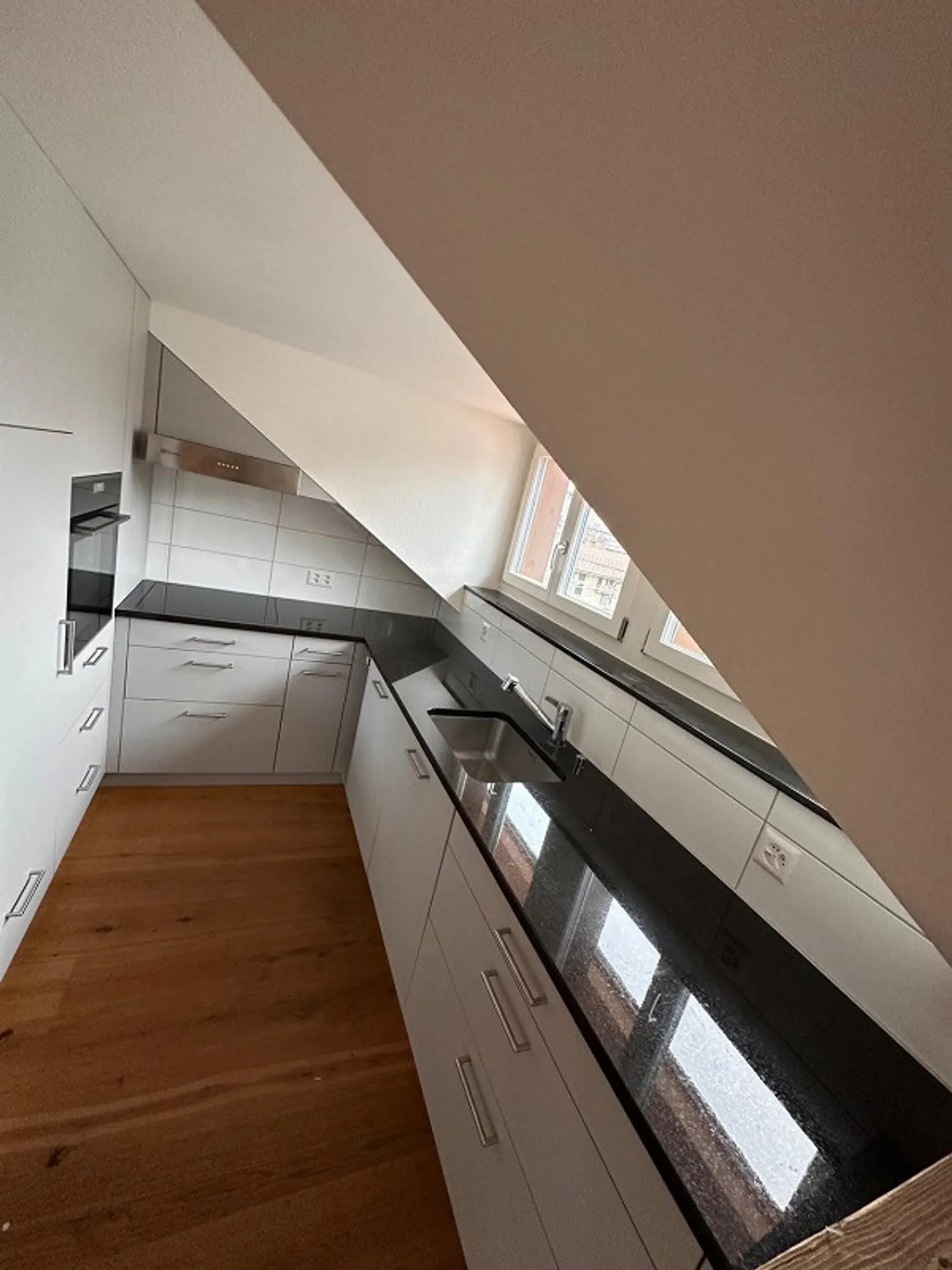 Appartamento centrale e moderno di 2,5 stanze in mansarda - Foto 1 di 10