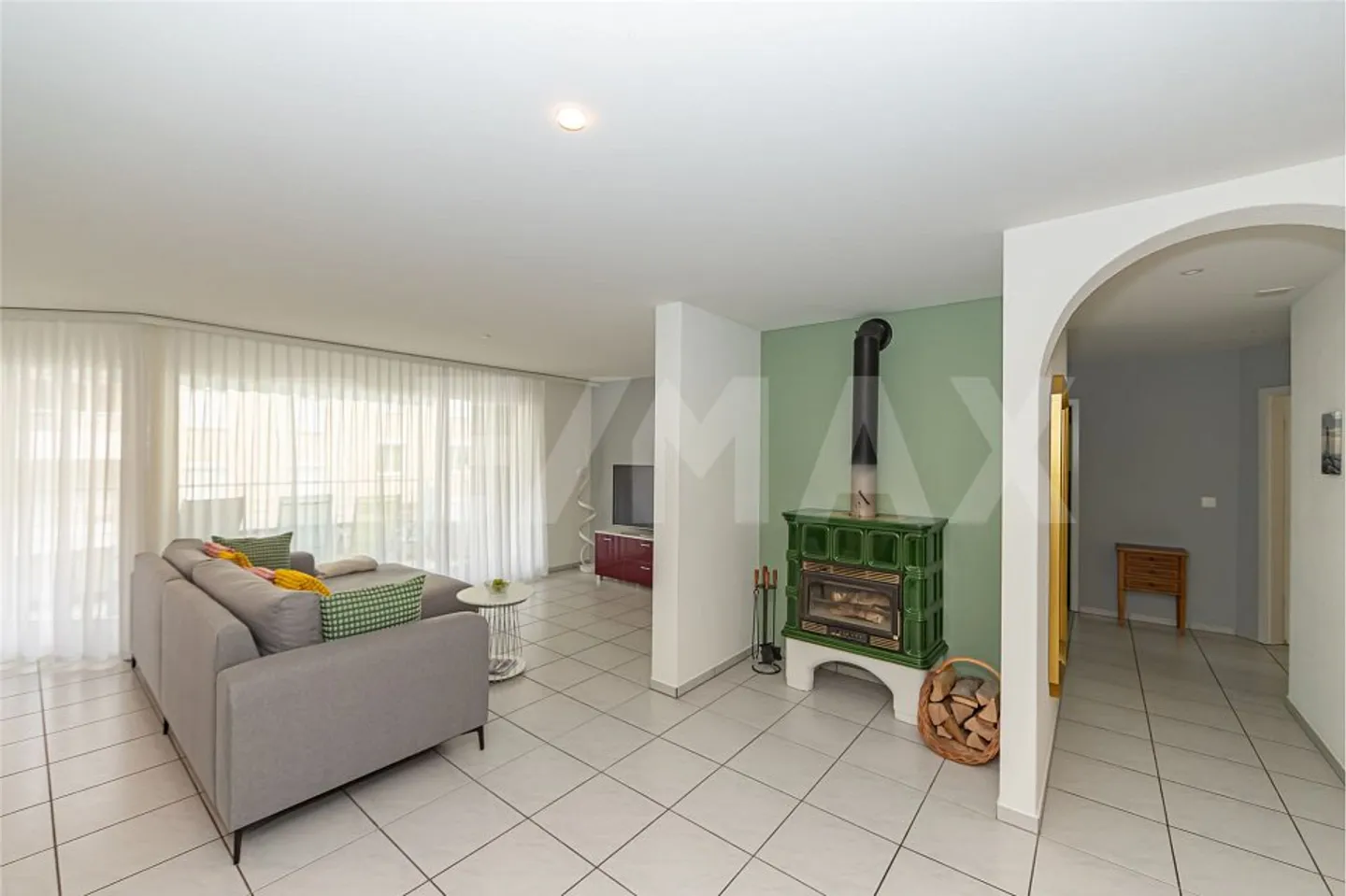 Bright, well-maintained 4.5-room apartment with 2 balconies, modern amenities & underground parking space - Photo 5 of 13