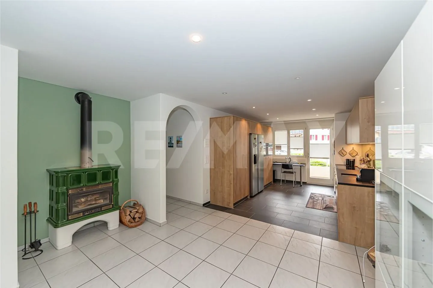 Bright, well-maintained 4.5-room apartment with 2 balconies, modern amenities & underground parking space - Photo 7 of 13