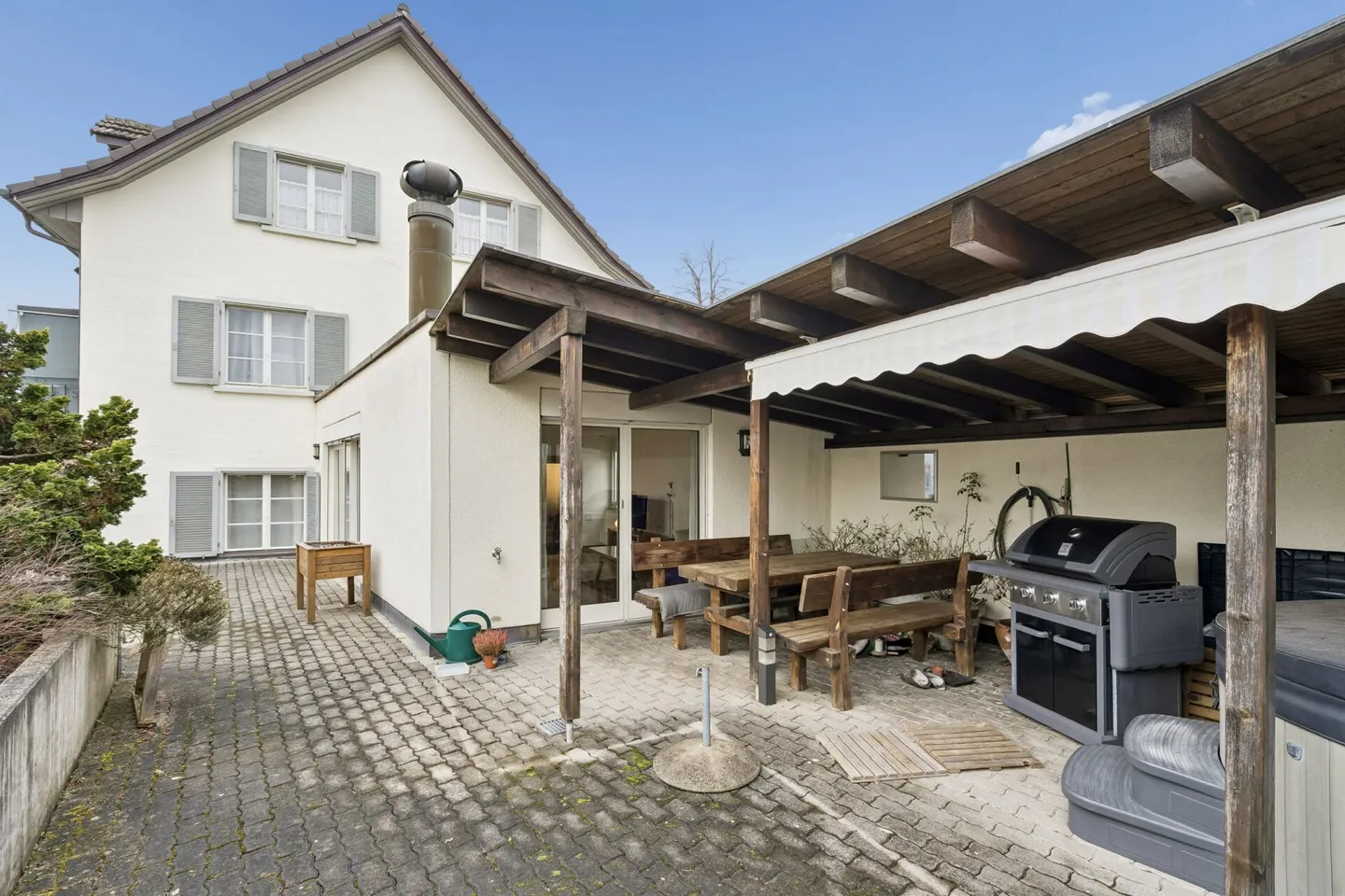 Attrayante maison de 3 familles sans circulation de transit à Regensdorf - Photo 2 sur 8