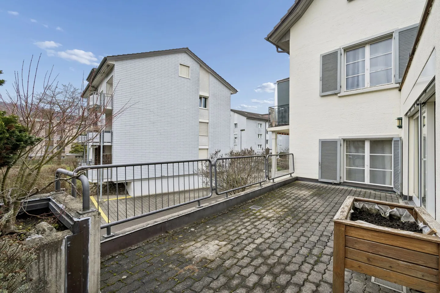 Attrayante maison de 3 familles sans circulation de transit à Regensdorf - Photo 3 sur 8