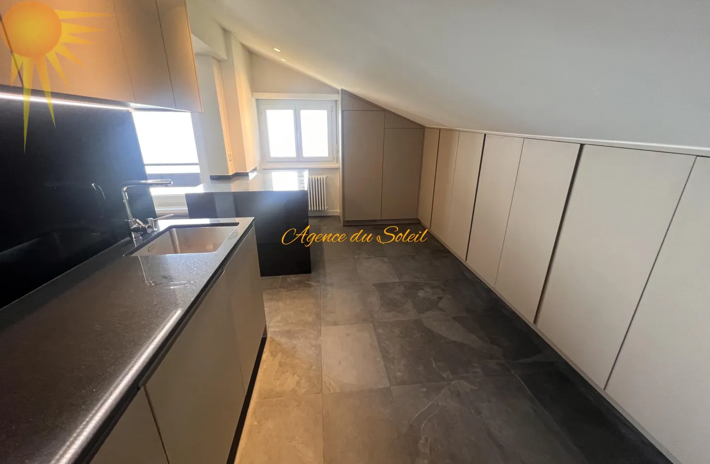 Magnifico attico di 4,5 stanze, completamente ristrutturato nel 2023! - Foto 10 di 24