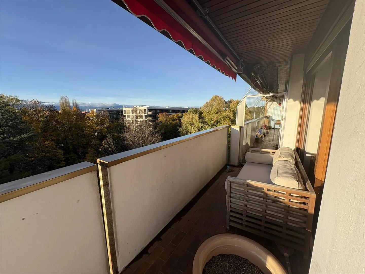 Rare in Cologny: 5 rooms with panoramic view - Photo 10 of 12