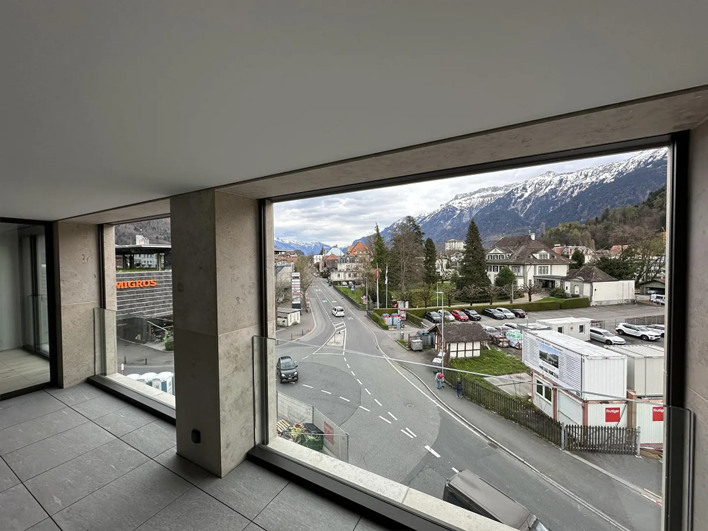 Moderno appartamento di 4,5 stanze in un nuovo edificio a Interlaken con vista sulle montagne - Foto 14 di 17
