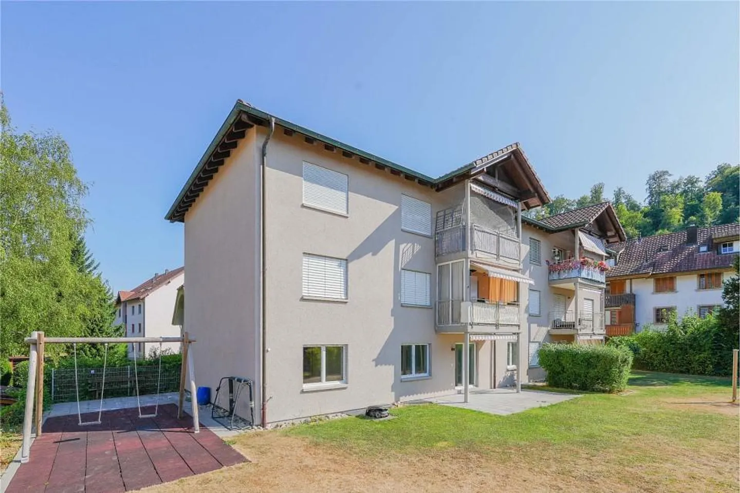 Appartamento giardino di 4,5 stanze ben tenuto vicino al centro del villaggio - Foto 1 di 13