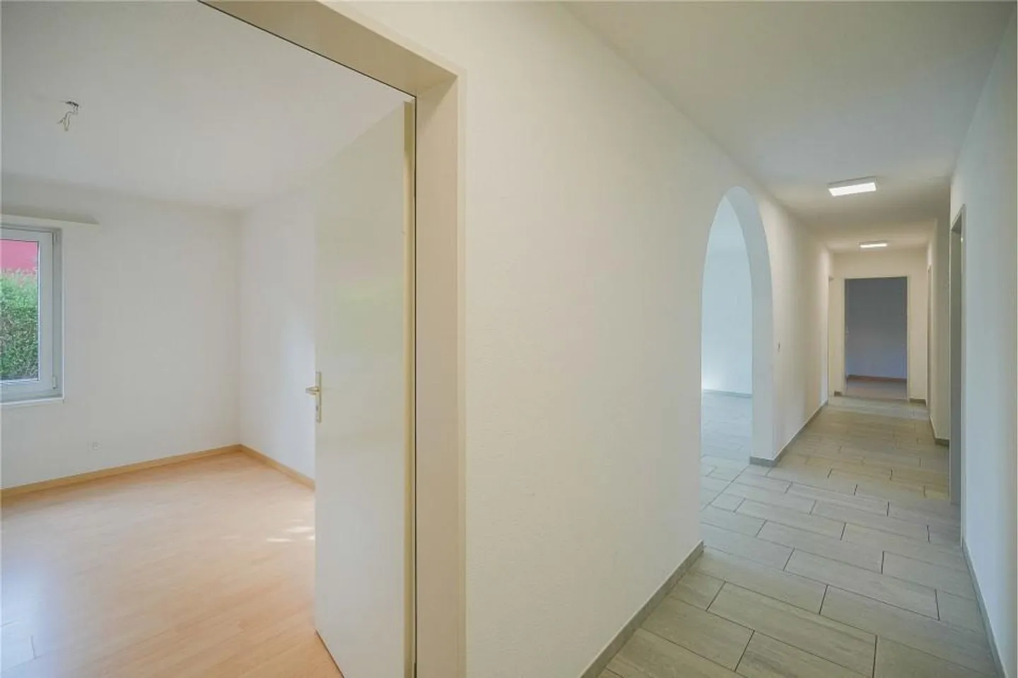 Appartamento giardino di 4,5 stanze ben tenuto vicino al centro del villaggio - Foto 8 di 13