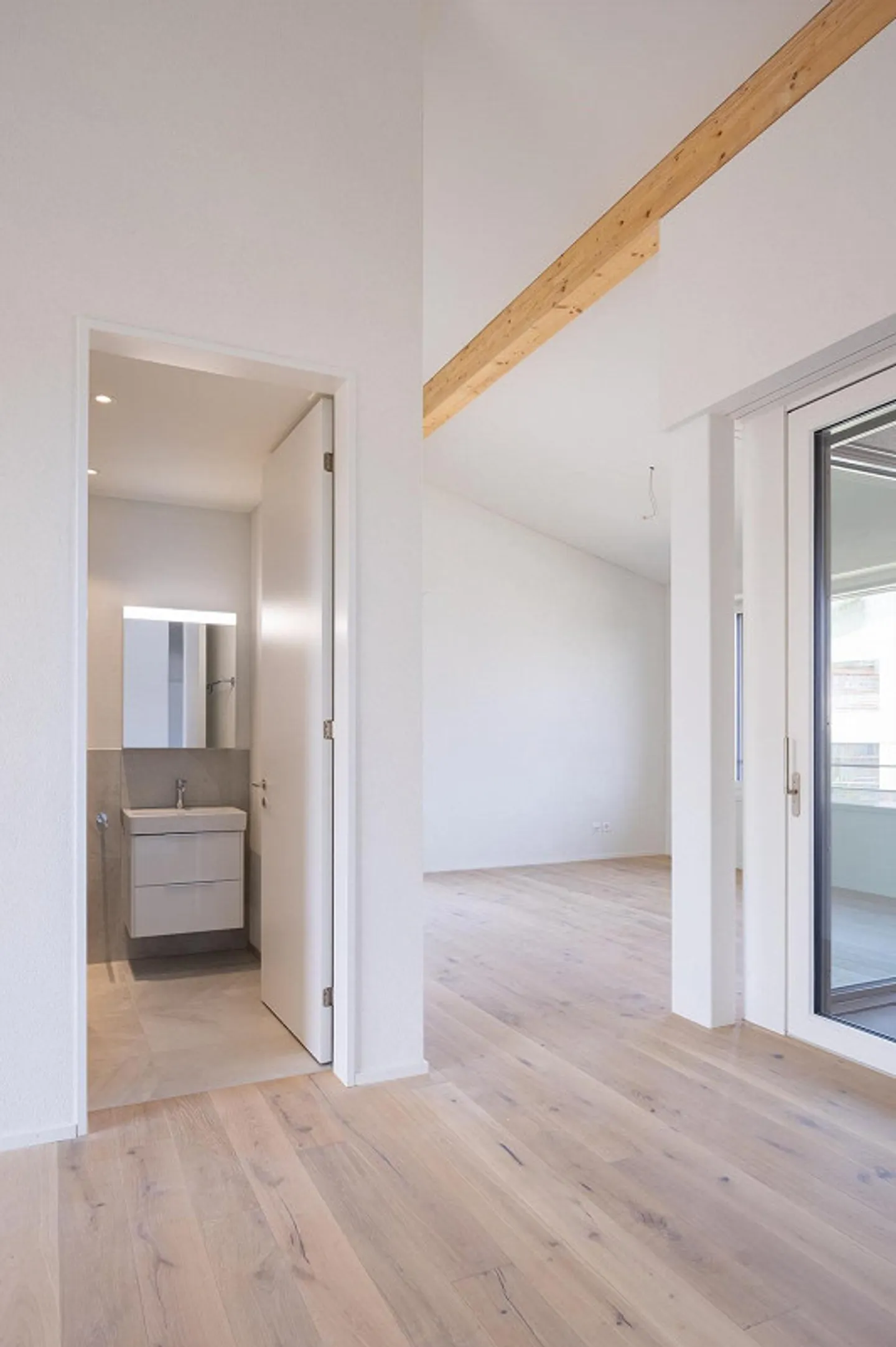 Moderno appartamento mansardato di 3,5 stanze a Güttingen - Foto 4 di 9
