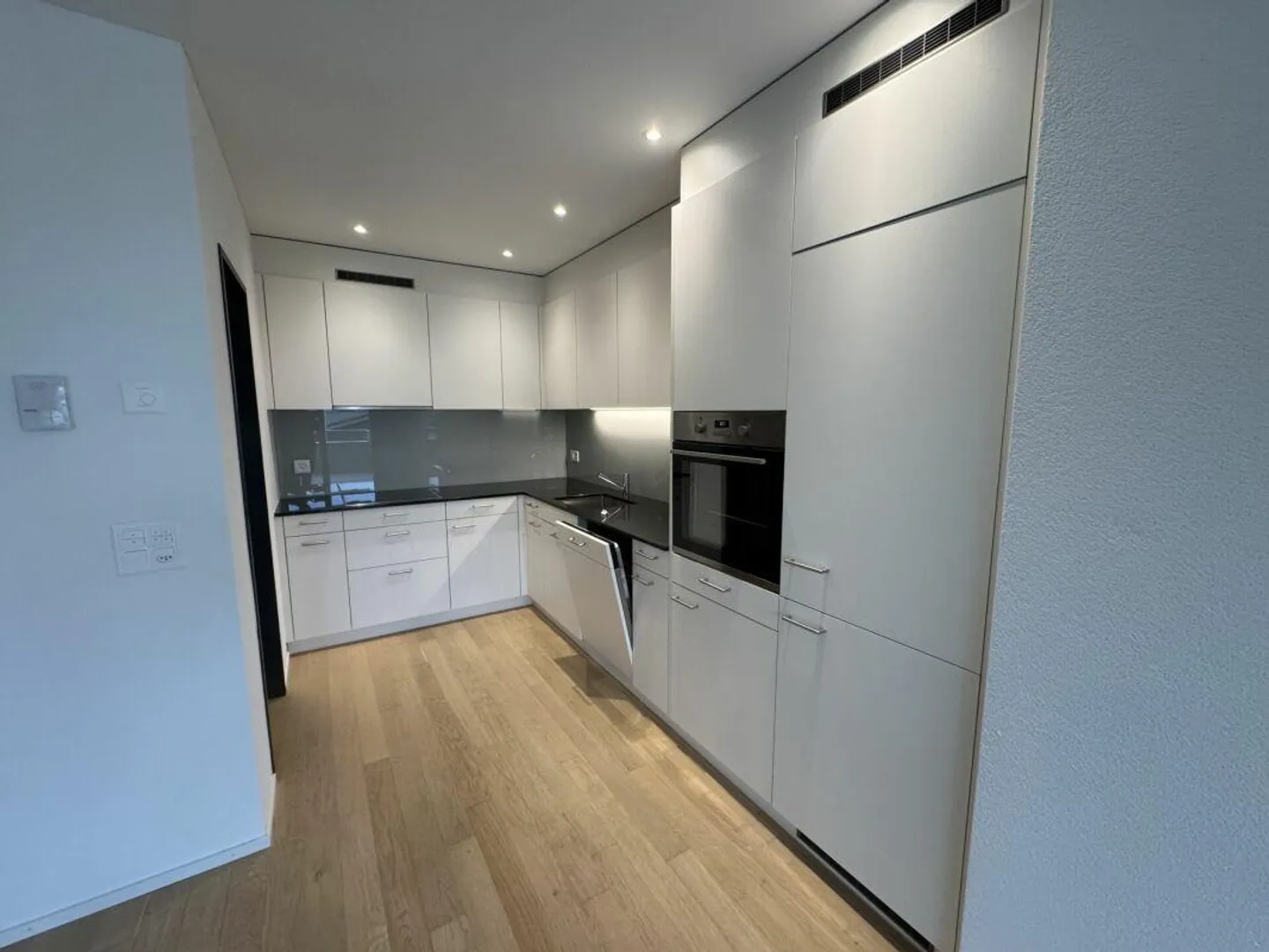 Attractive 2.5-room apartment on the 3rd floor - Photo 3 of 13