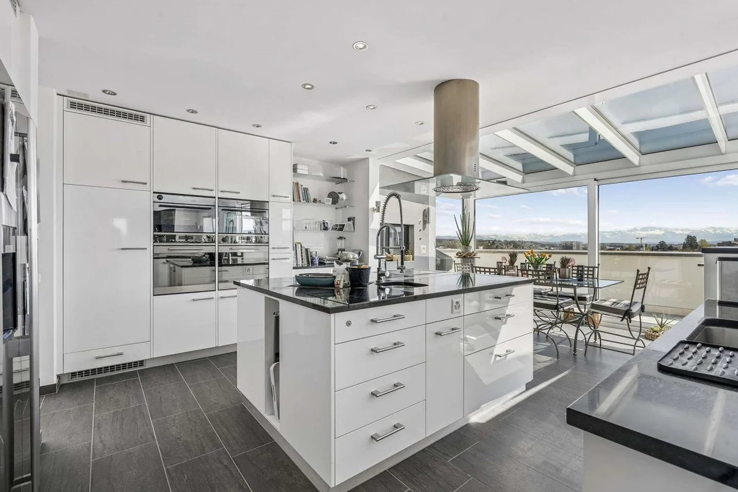 Appartement en attique de superlatifs : Exclusivité, générosité et intimité au plus haut niveau - Photo 6 sur 14