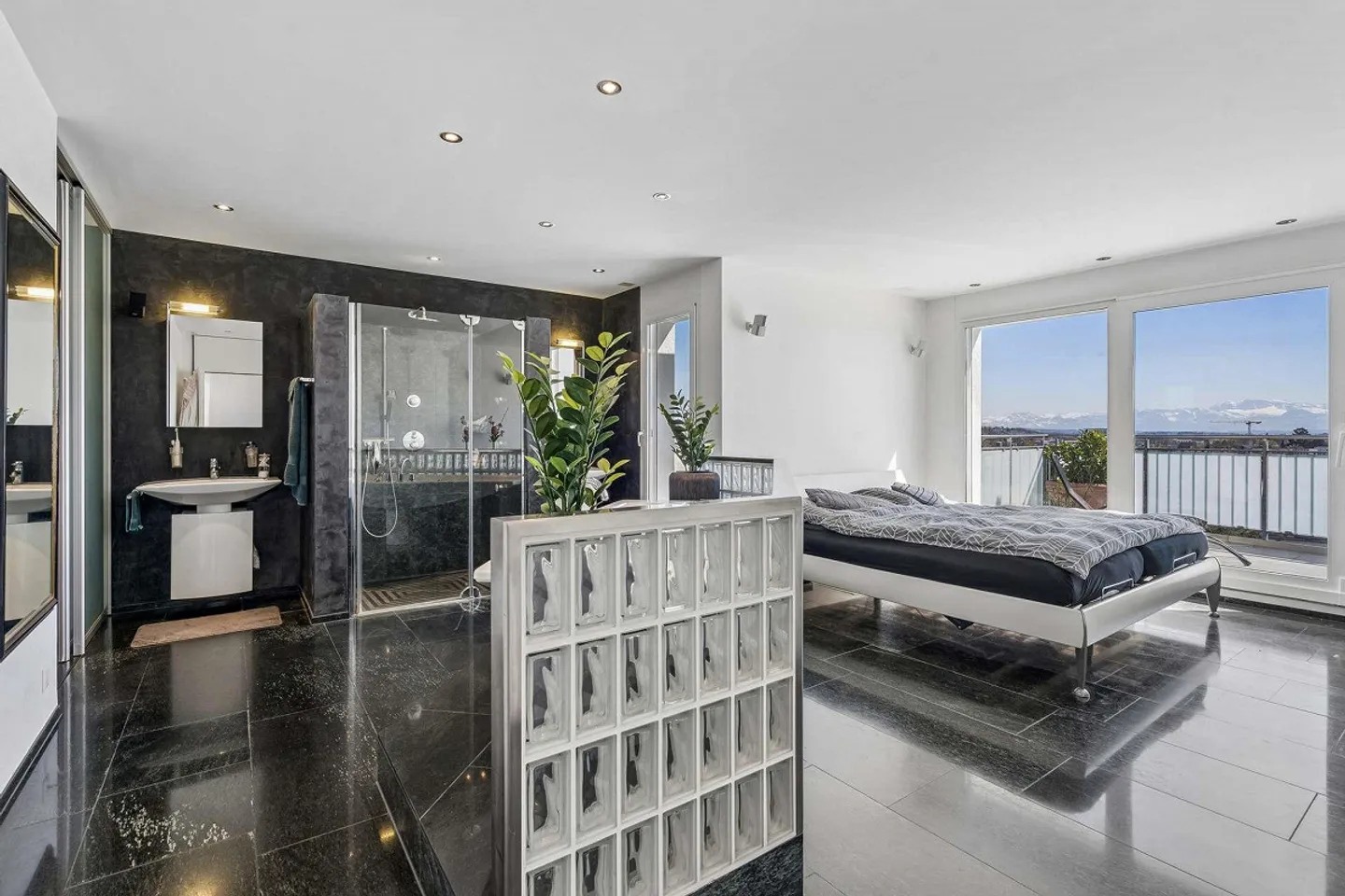 Appartement en attique de superlatifs : Exclusivité, générosité et intimité au plus haut niveau - Photo 7 sur 14