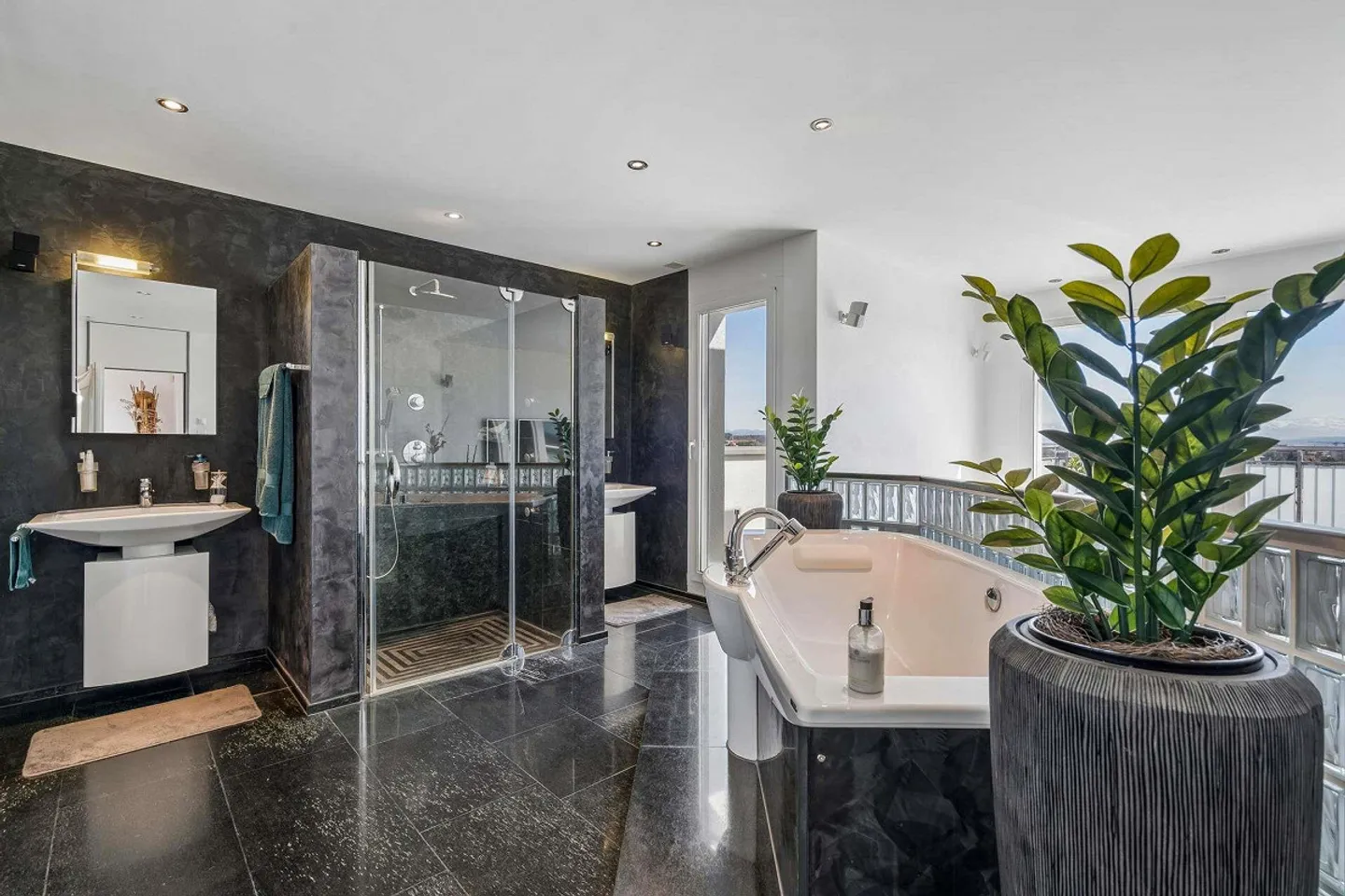 Appartement en attique de superlatifs : Exclusivité, générosité et intimité au plus haut niveau - Photo 8 sur 14