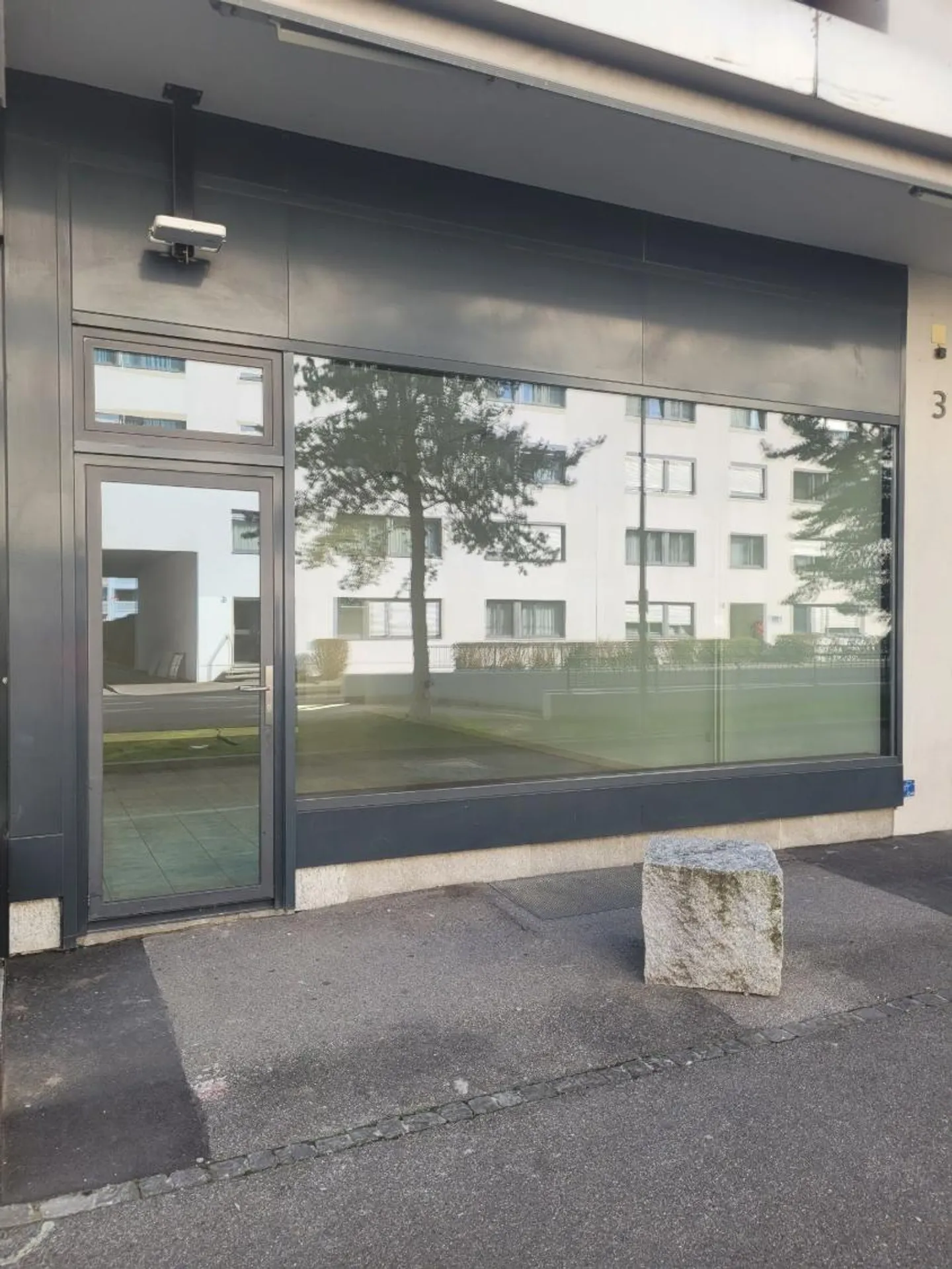 Attractive commercial space on the ground floor – ideal for sales, office or showroom - Photo 1 of 4