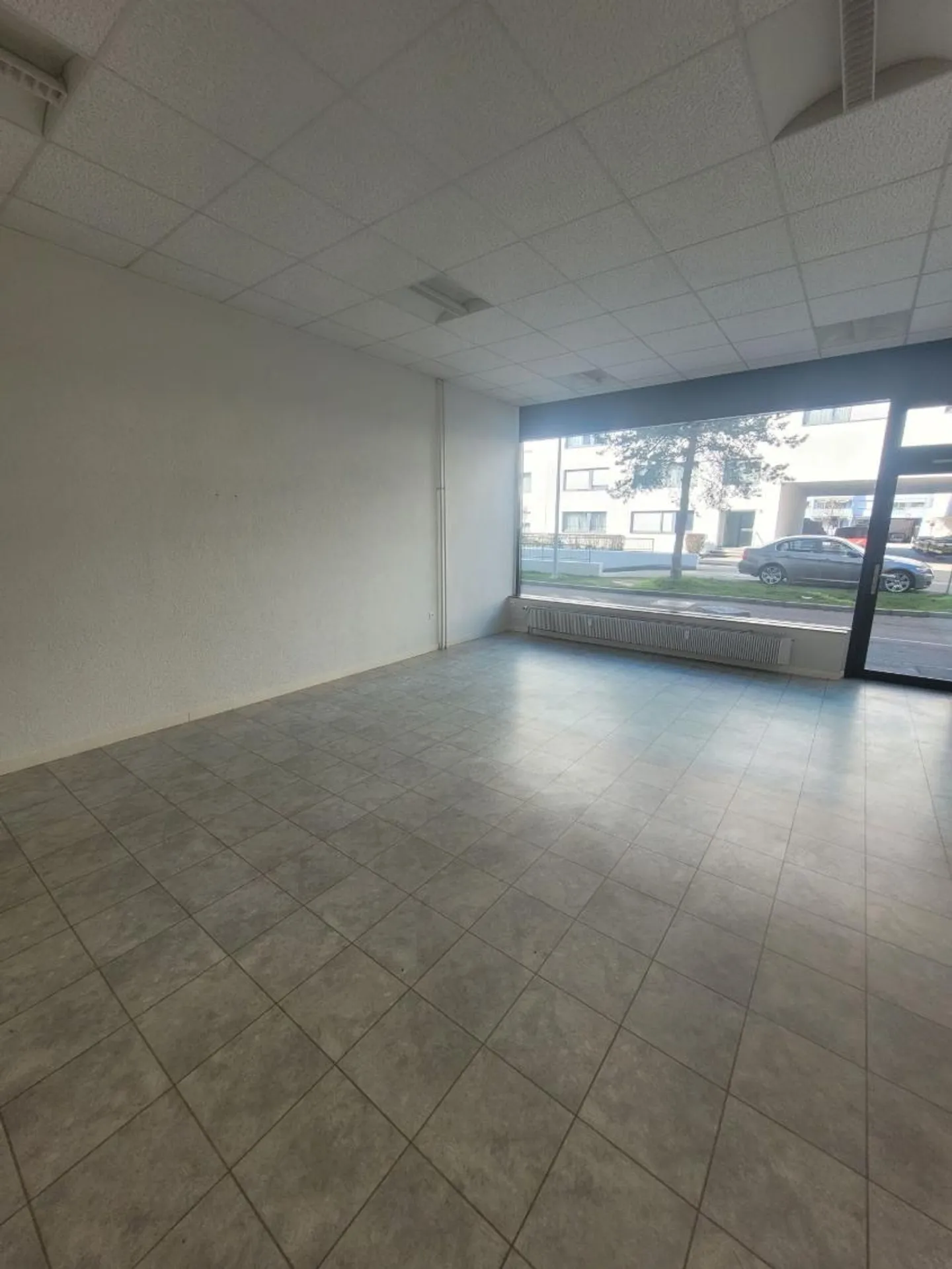 Attractive commercial space on the ground floor – ideal for sales, office or showroom - Photo 2 of 4