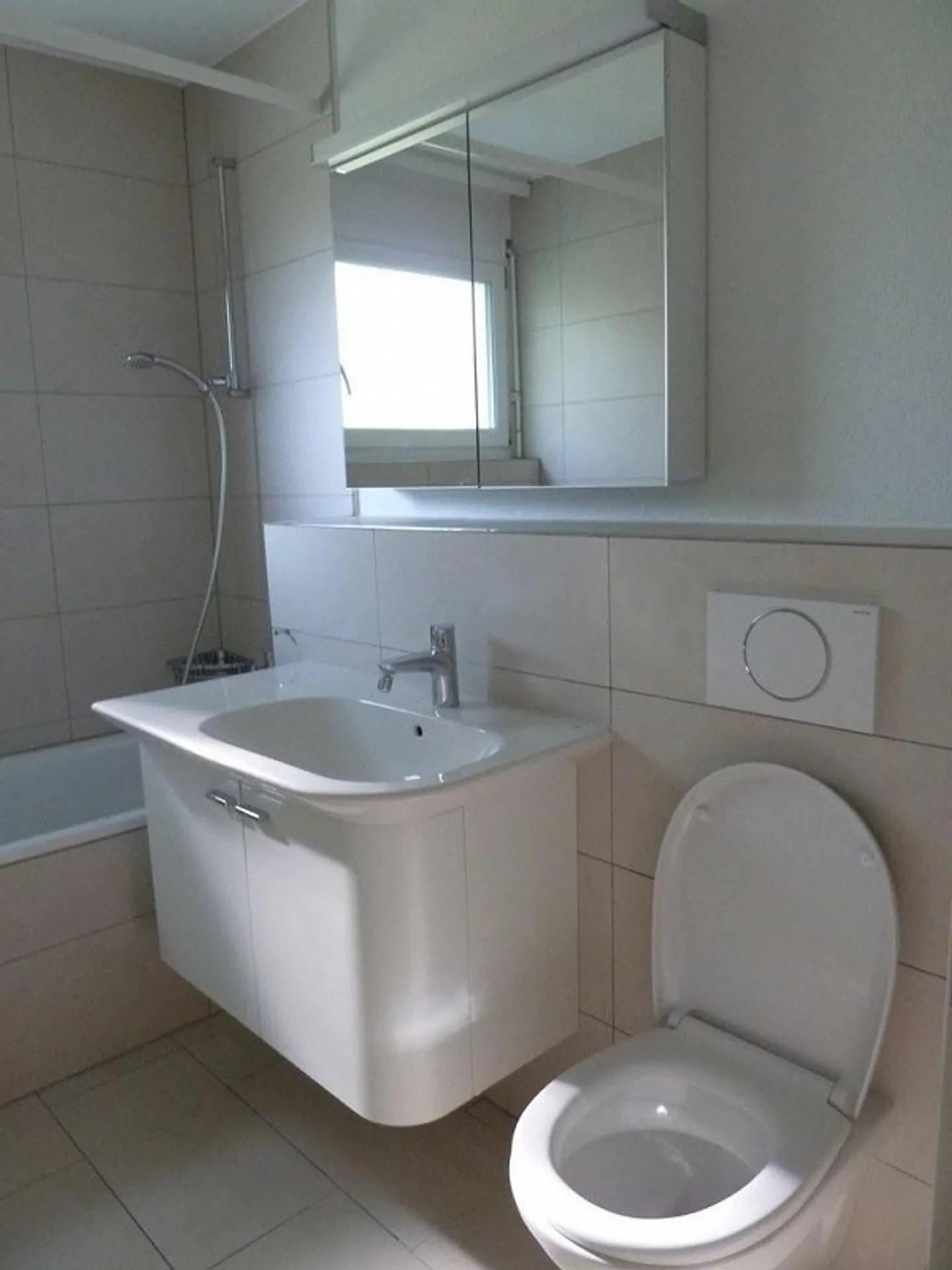 Appartement en duplex moderne de 6,5 pièces à Schliern - Photo 3 sur 12