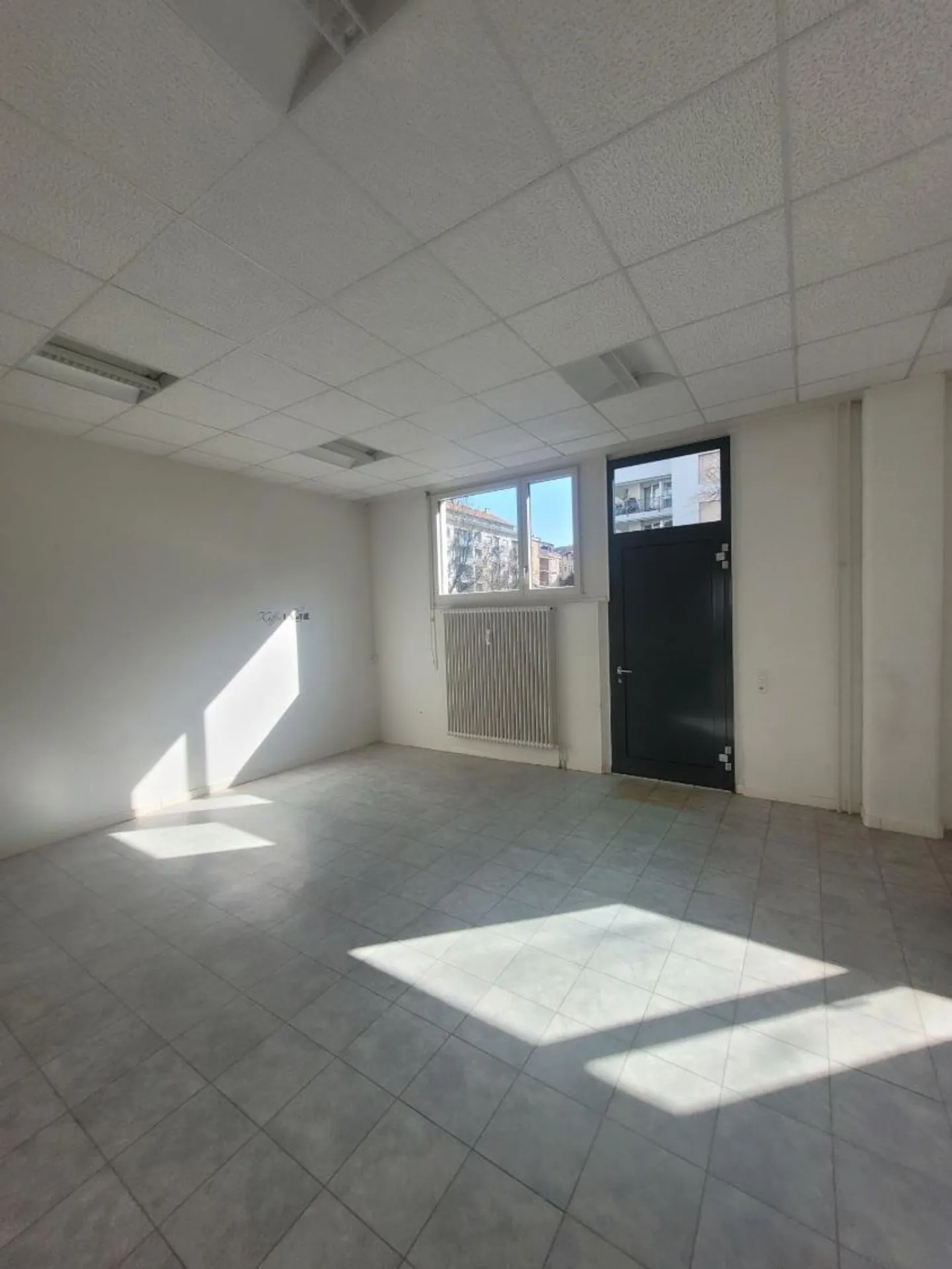 Attractive commercial space on the ground floor – ideal for sales, office or showroom - Photo 3 of 4