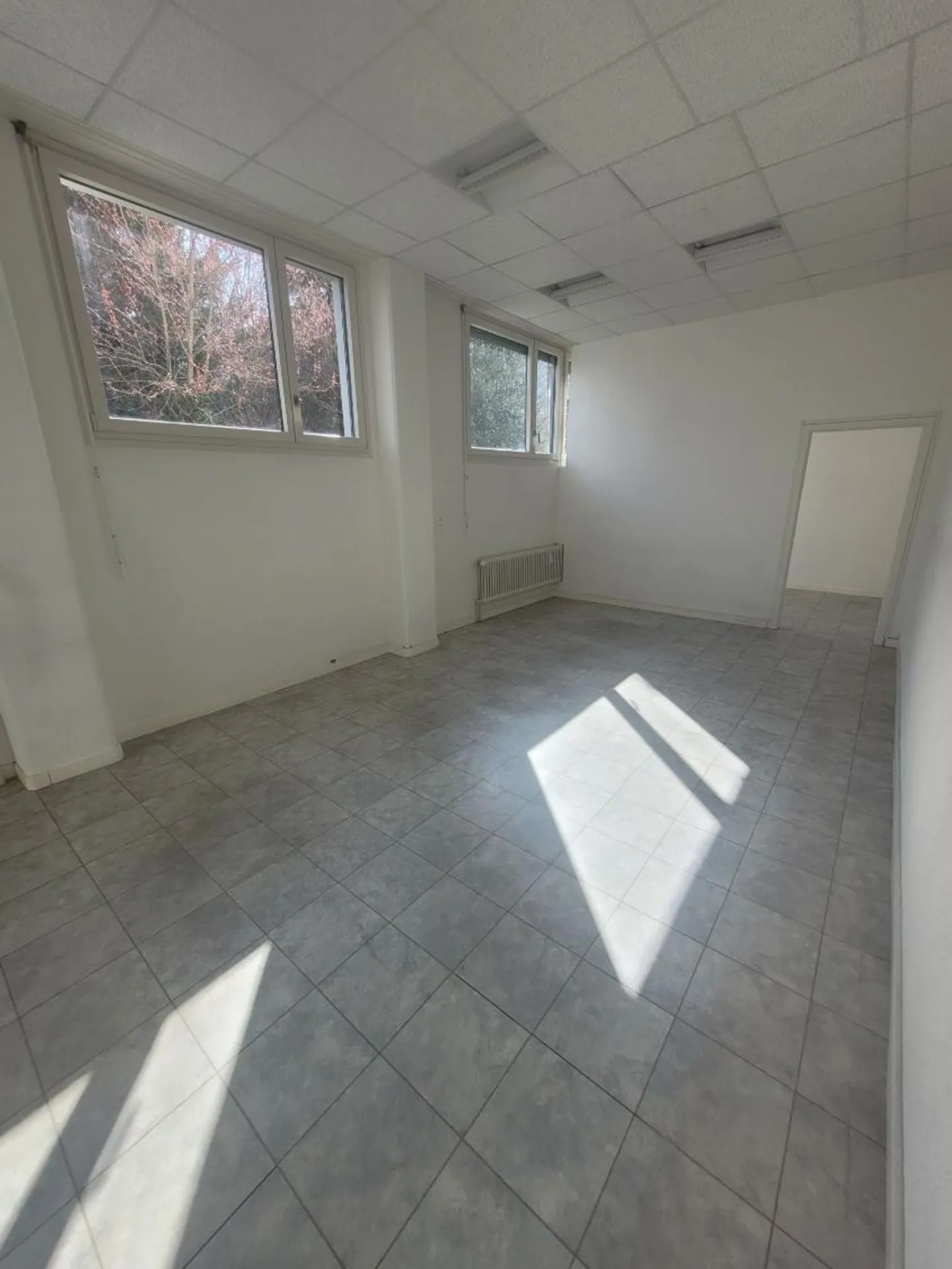 Attractive commercial space on the ground floor – ideal for sales, office or showroom - Photo 4 of 4