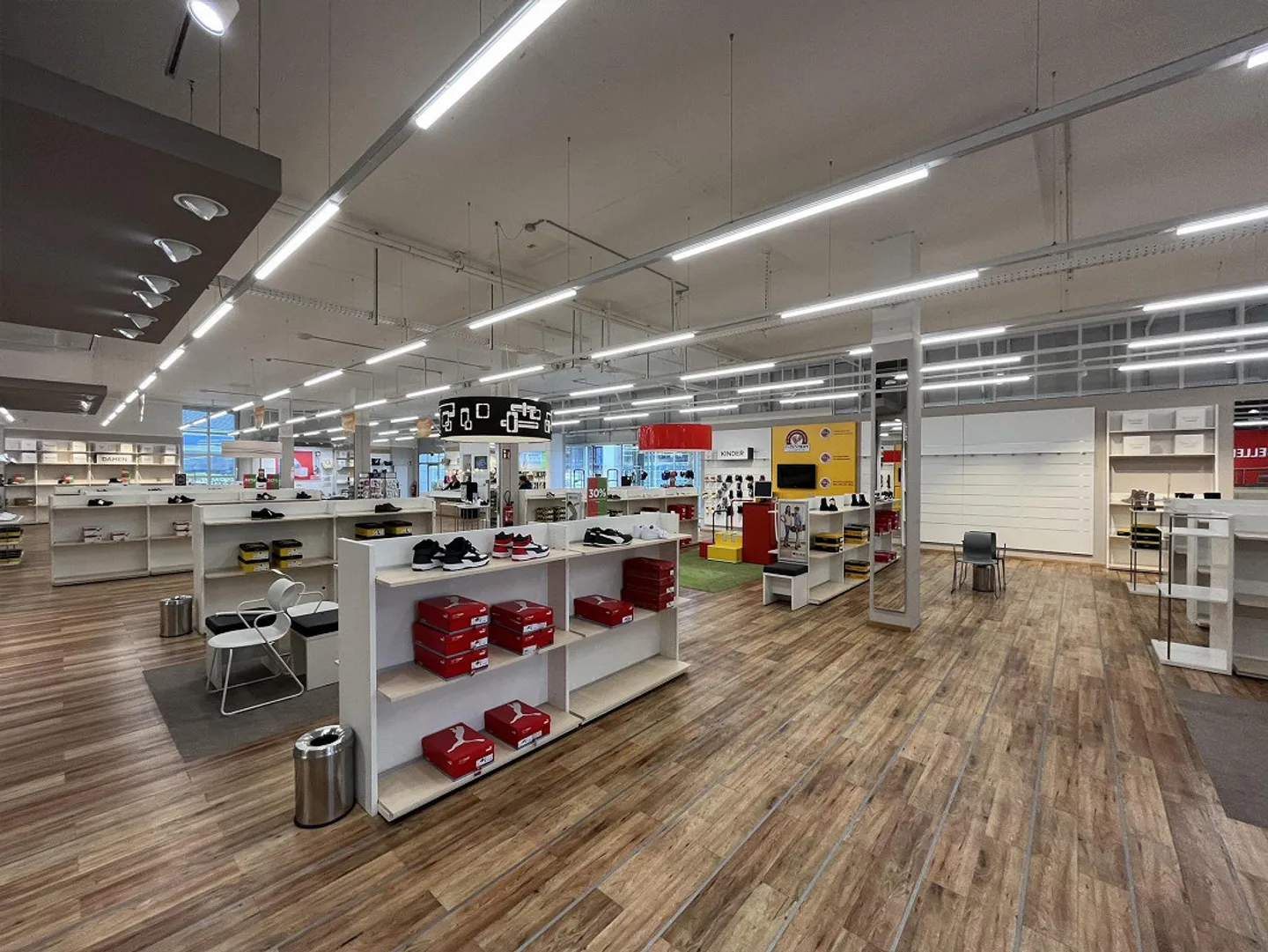 Attractive retail space directly on the highway in Dierikon LU - Photo 8 of 11