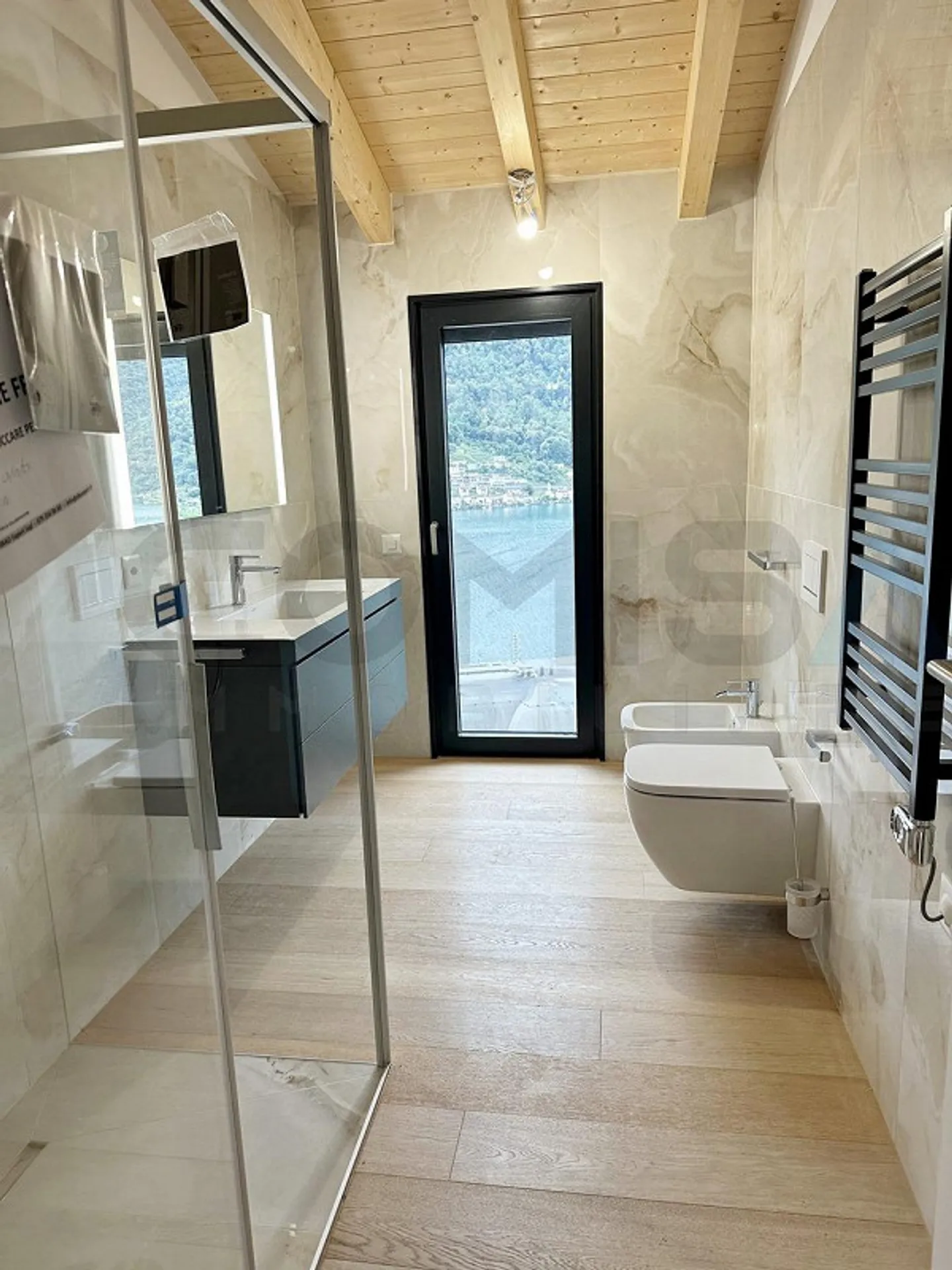 VICO MORCOTE
Nuova villa moderna di 7,5 stanze
Vista sul lago - Foto 9 di 10